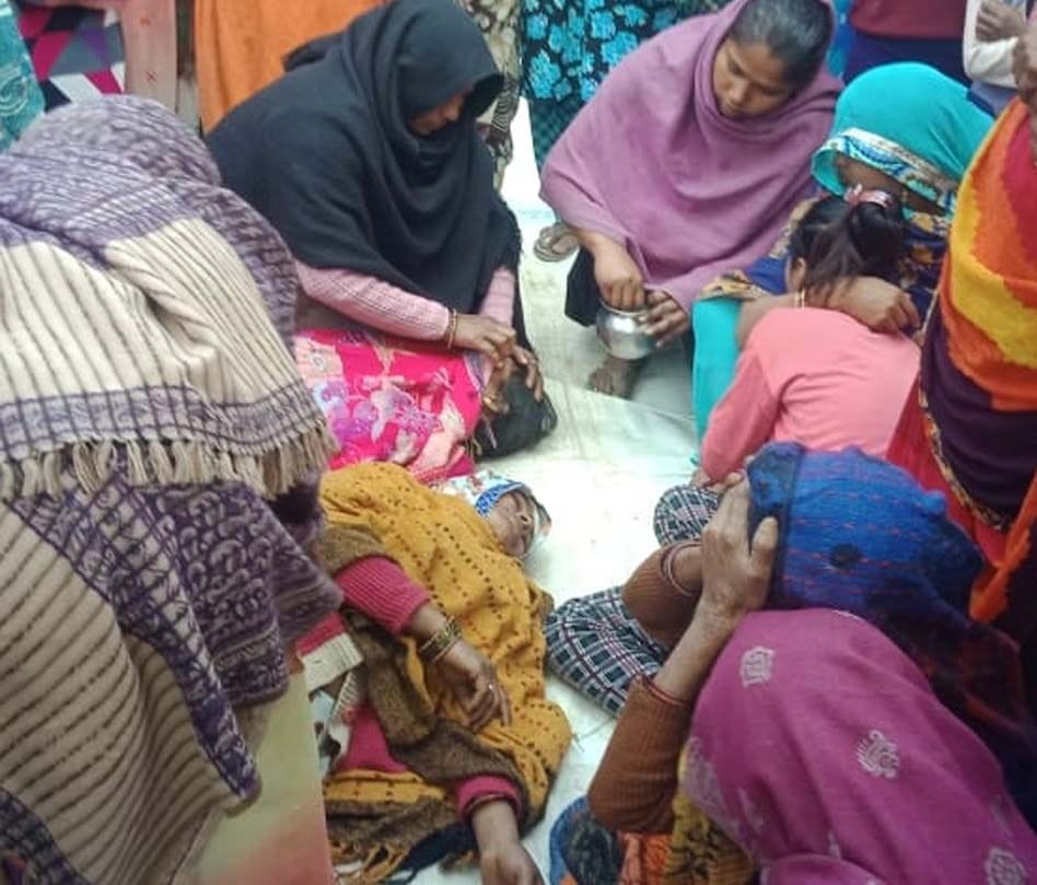 लालगंज के डीह मेंहदी में जर्जर मकान गिराने के दौरान दबकर मरे विनोद की अचेत हुई मां व बहन।