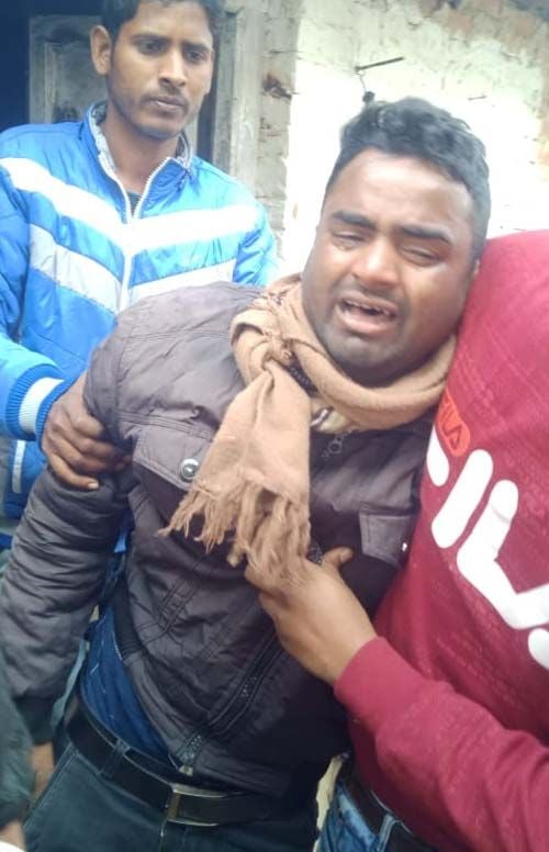 लालगंज के डीह मेंहदी में जर्जर मकान गिराने के दौरान दबकर मरे मजदूर विनोद का बिलखता भाई।