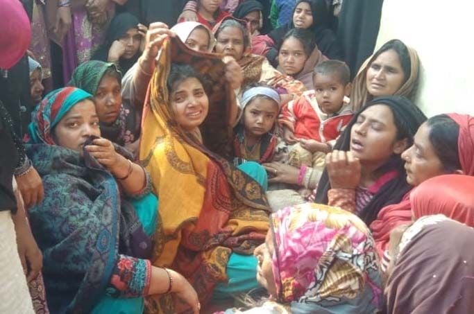 लालगंज के डीह मेंहदी में जर्जर मकान गिराने के दौरान दबकर मरे सलीम के बिलखते परिजन।