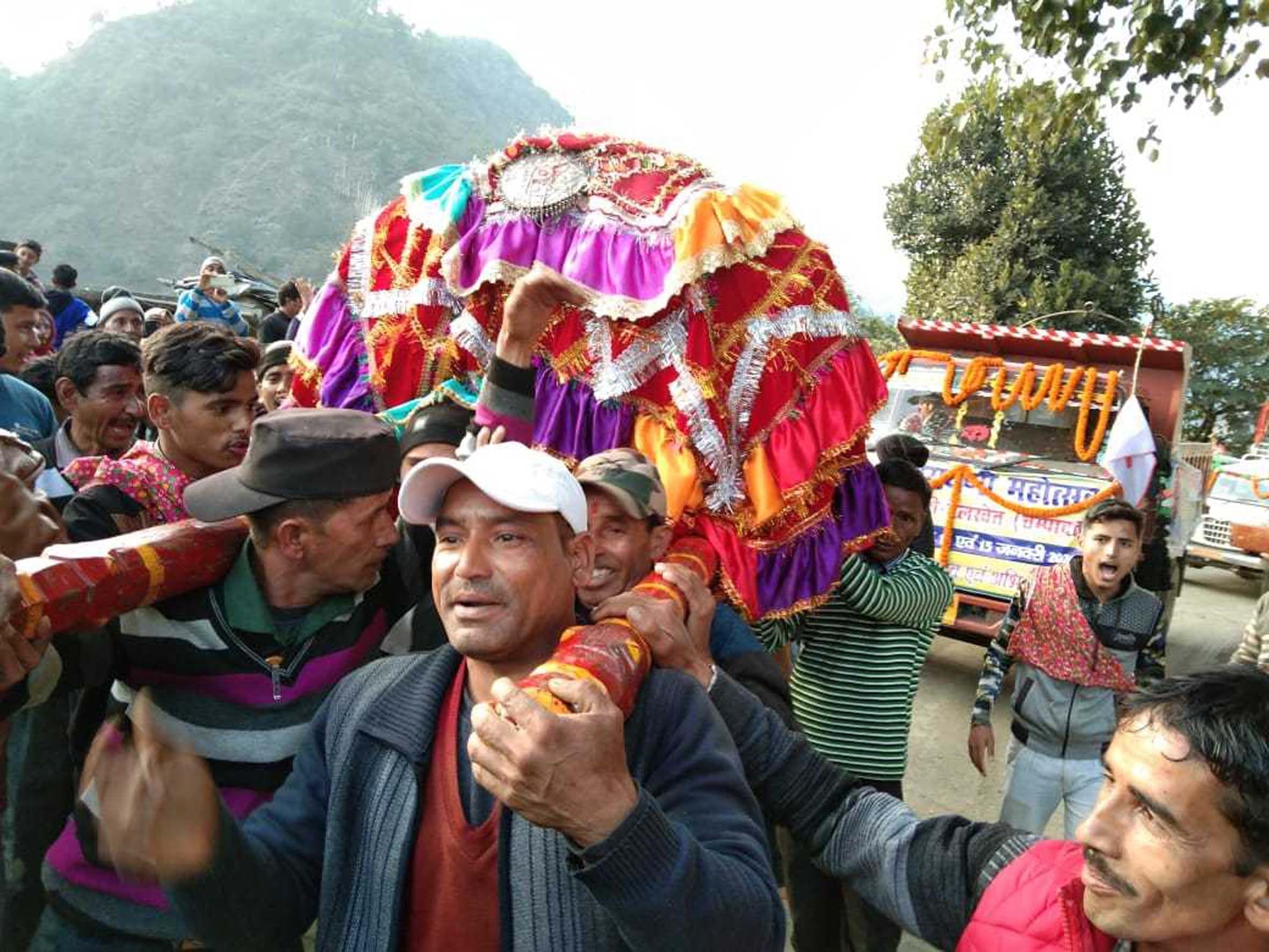 दियूरी में कैलपाल बाबा की शोभा यात्रा निकालते श्रद्धालु। दियूरी में कैलपाल बाबा की शोभा यात्रा निकालते श्रद्धालु।