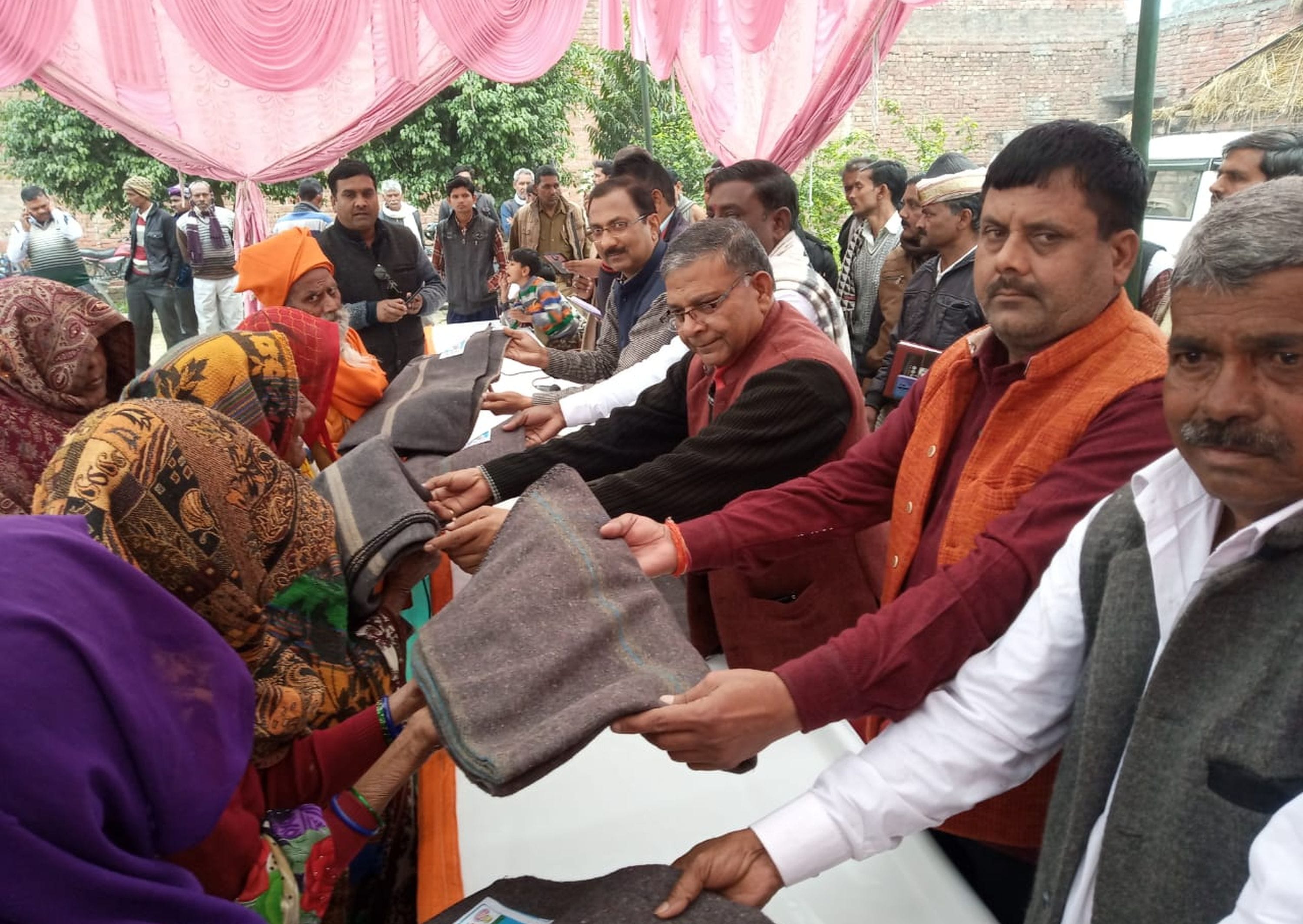 15एमएनपी-34-घिरोर में कंबल वितरण करते भाजपा नेता व एसडीएम 15एमएनपी-34-घिरोर में कंबल वितरण करते भाजपा नेता व एसडीएम