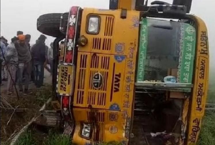 School Bus Accident At Kapurthala Of Punjab कप रथल म स क ल बस पलट 20 बच च च ट ल अब हर म प कअप और बस म टक कर 14 घ यल Amar Ujala Hindi News Live