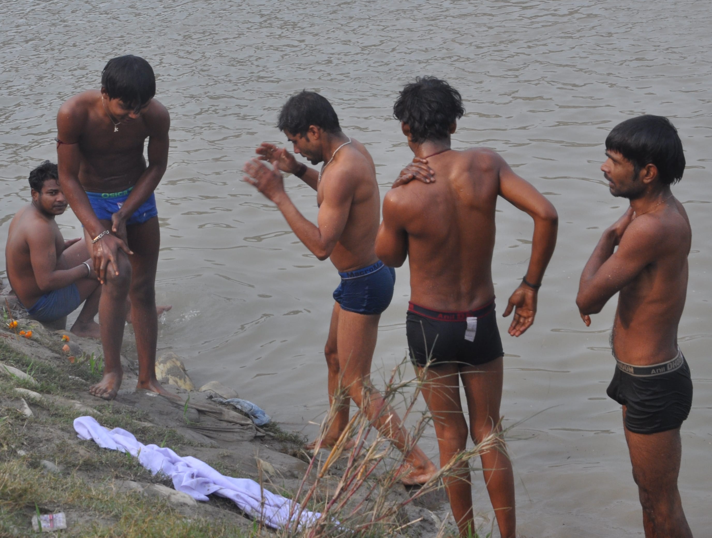 कैराना युमना नदी में मकर सक्रान्ति पर्व पर स्नान करते युवक कैराना युमना नदी में मकर सक्रान्ति पर्व पर स्नान करते युवक