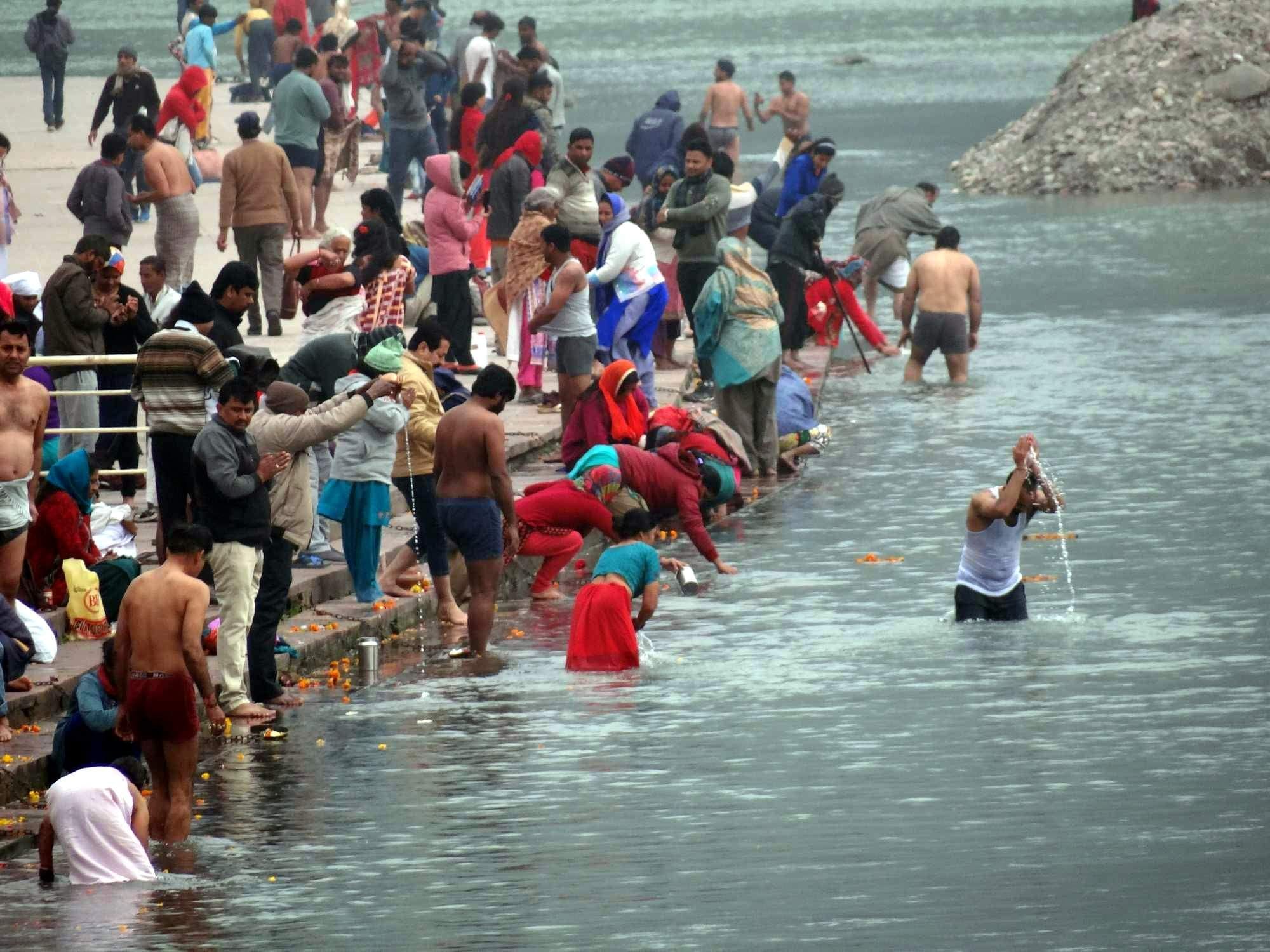 मकर संक्रांति के अवसर पर त्रिवेणी घाट पर आस्था की डुबकी लगाते श्रद्धालु।