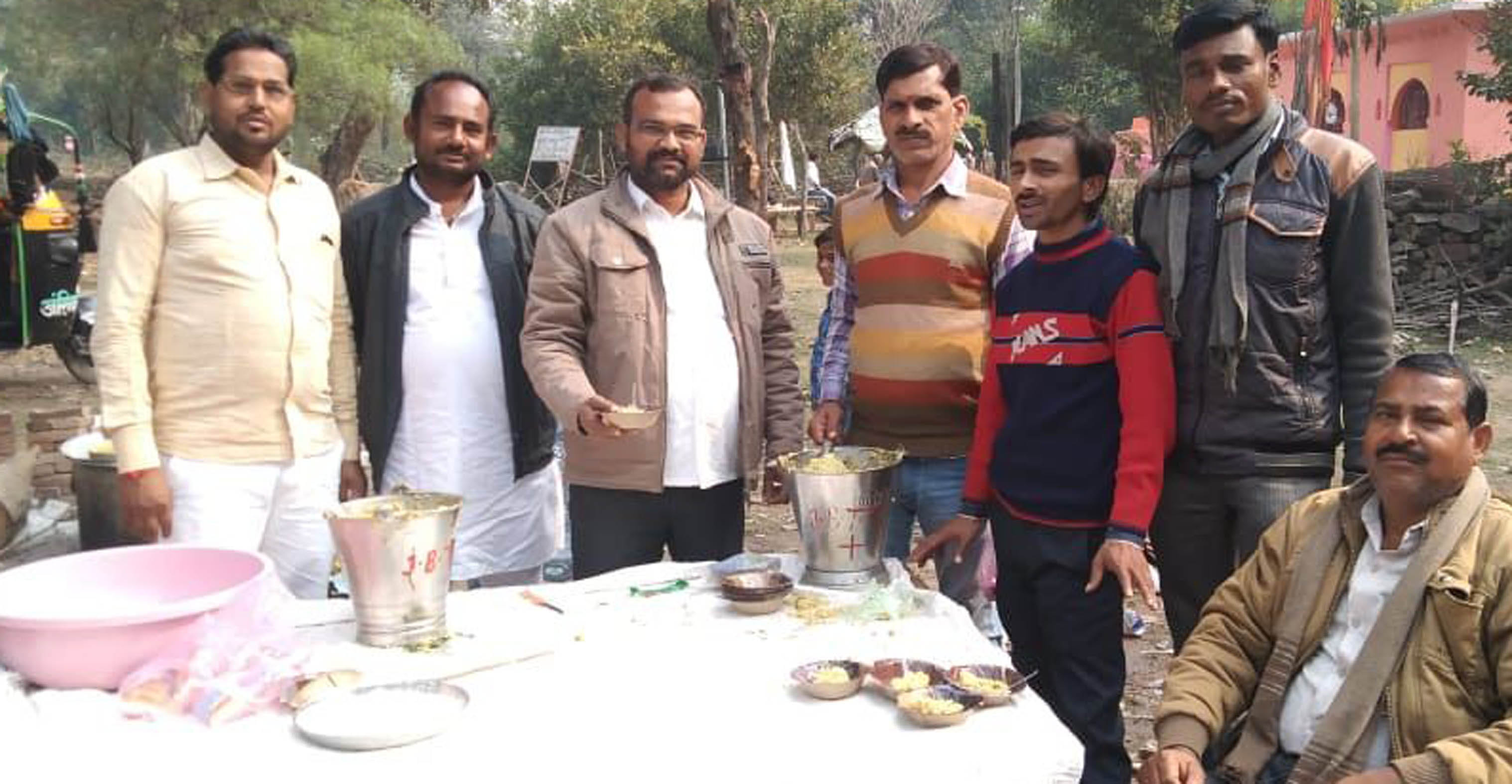 अतर्रा में खिचड़ी बांटते श्रद्धालु। अतर्रा में खिचड़ी बांटते श्रद्धालु।