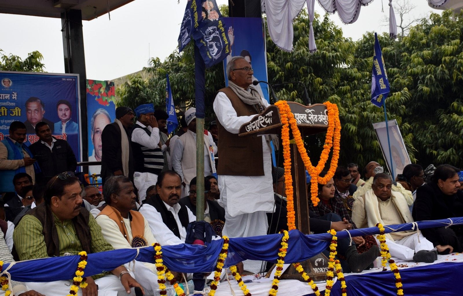 मेहता पार्क में पूर्व मुख्यमंत्री मायावती के जंमदिन के अवसर पर लोगो को संबोधित करते पूर्व विधाय?