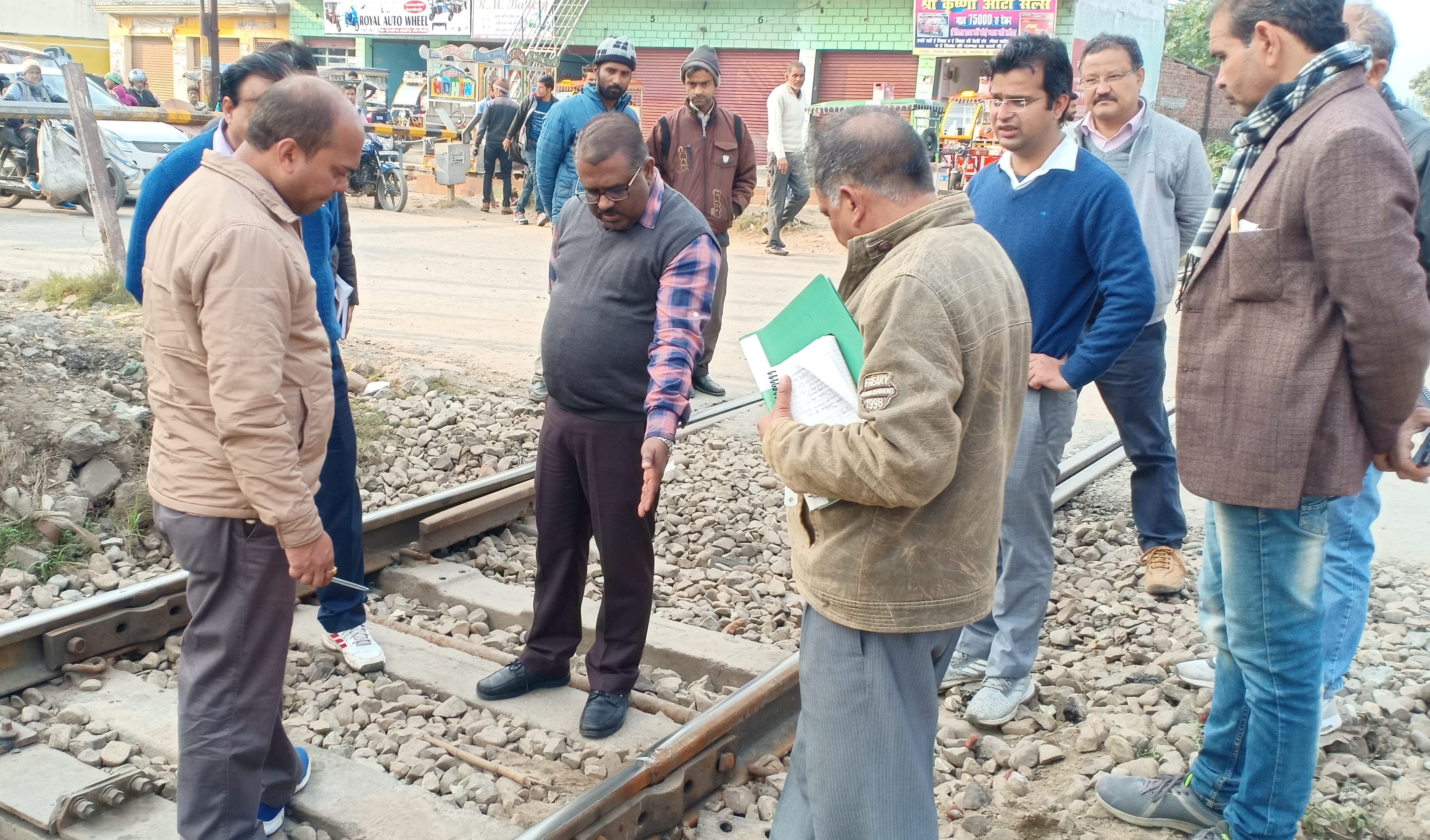 बिजनौर: नगीना में पटरियों को चेक करते डीआरएम। बिजनौर: नगीना में पटरियों को चेक करते डीआरएम।