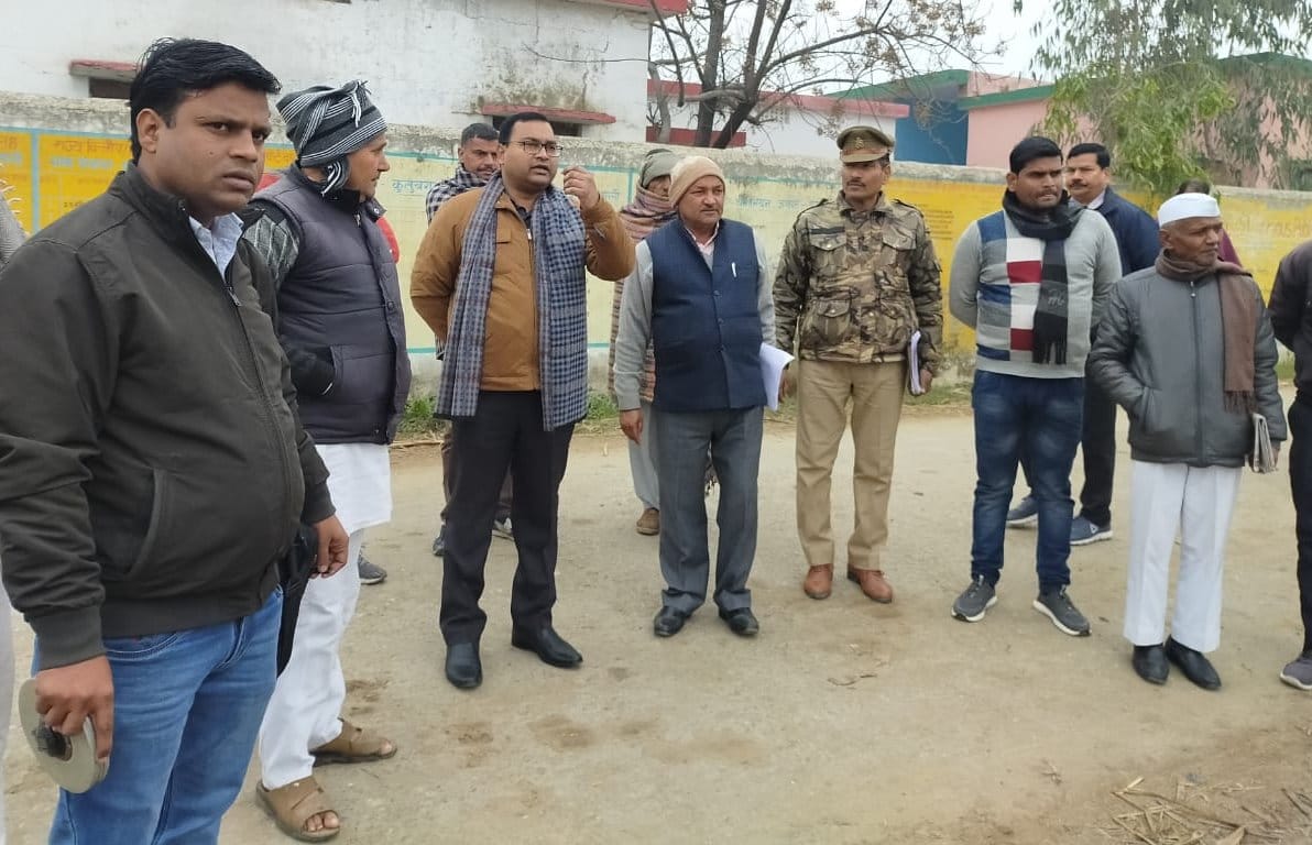 थानाभवन क्षेत्र के गांव कुतुबगढ़ गांव में ओवरहेड टैंक के लिए निरीक्षण करते एसडीएम थानाभवन क्षेत्र के गांव कुतुबगढ़ गांव में ओवरहेड टैंक के लिए निरीक्षण करते एसडीएम