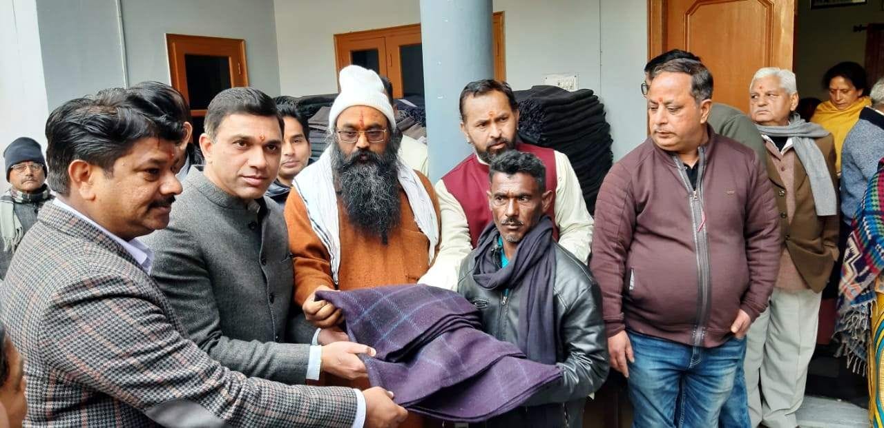  ज्ञान करतार कात्यायनी मंदिर में जरूरतमंदों को कंबल वितरित करते अतिथि।