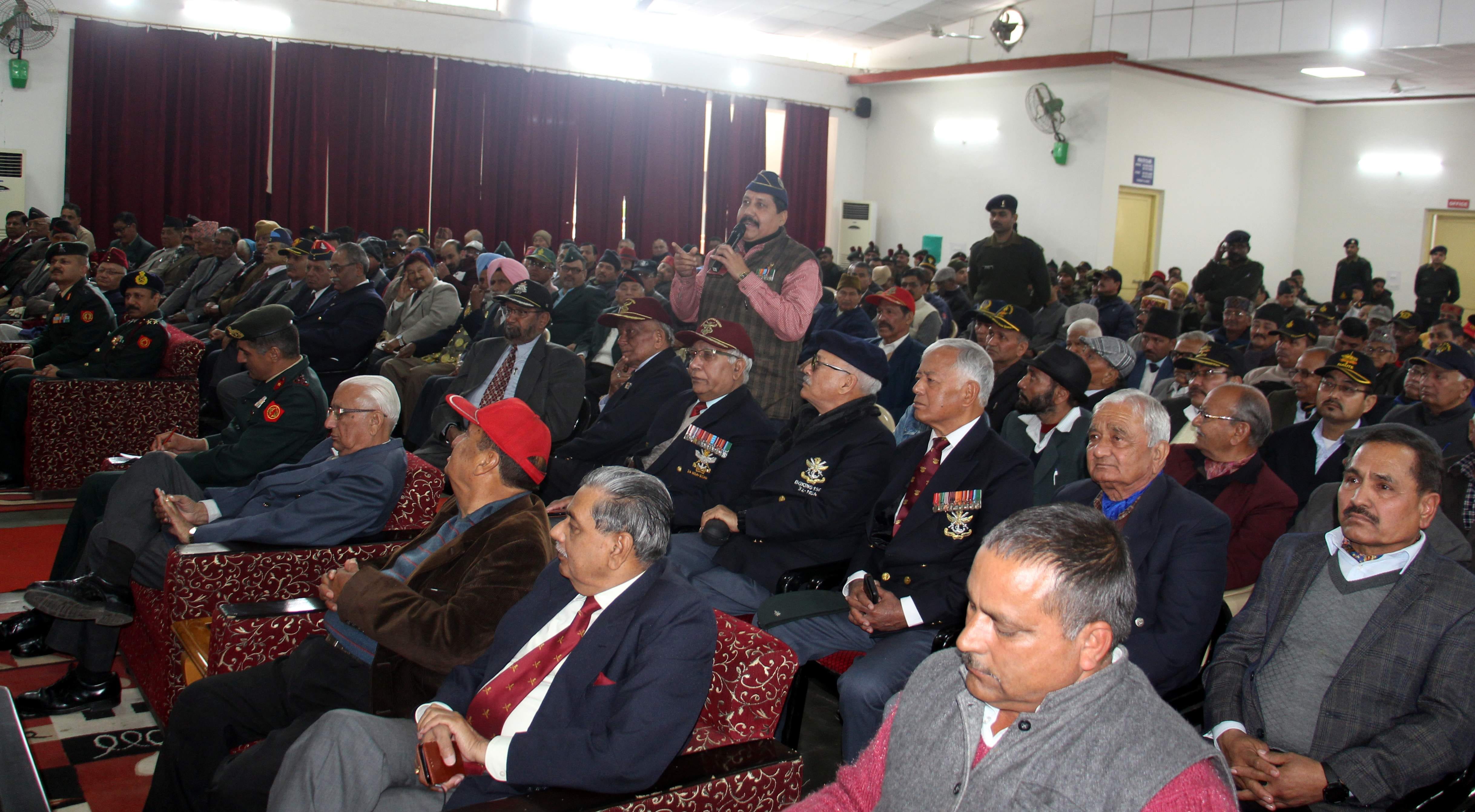 गढ़ी कैंट स्थित दून सैनिक इंस्टीट्यूट के सभागार में आयोजित फॉर्थ आर्म्ड फोर्सेज वैटरर्न्स डे के
