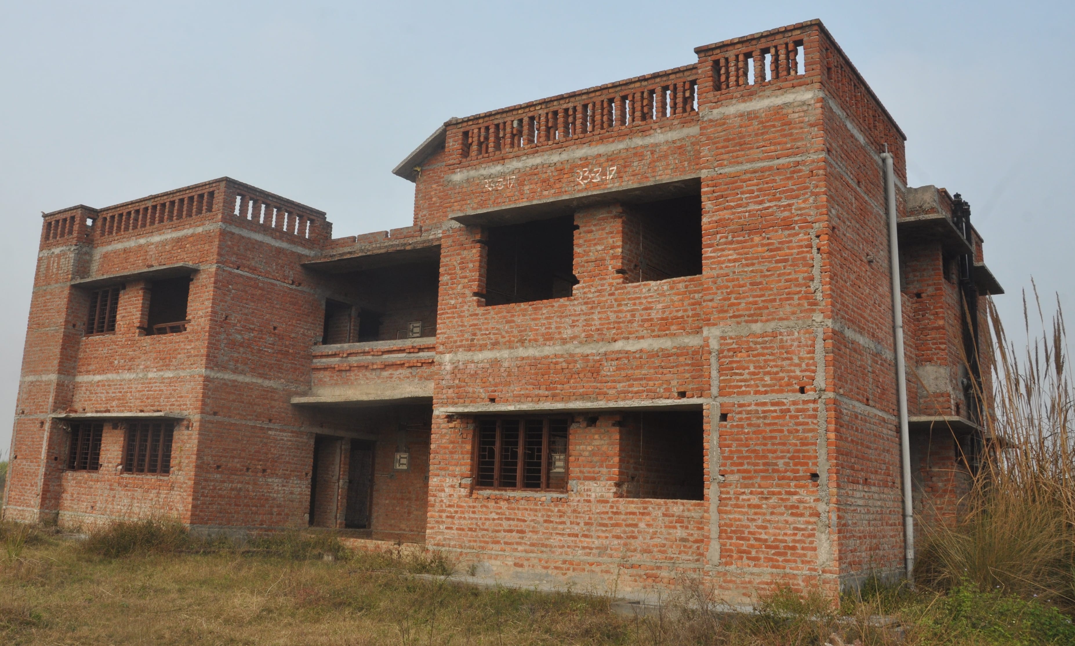 शामली र्निमाणाधीन अधिकारियो के आवास शामली र्निमाणाधीन अधिकारियो के आवास