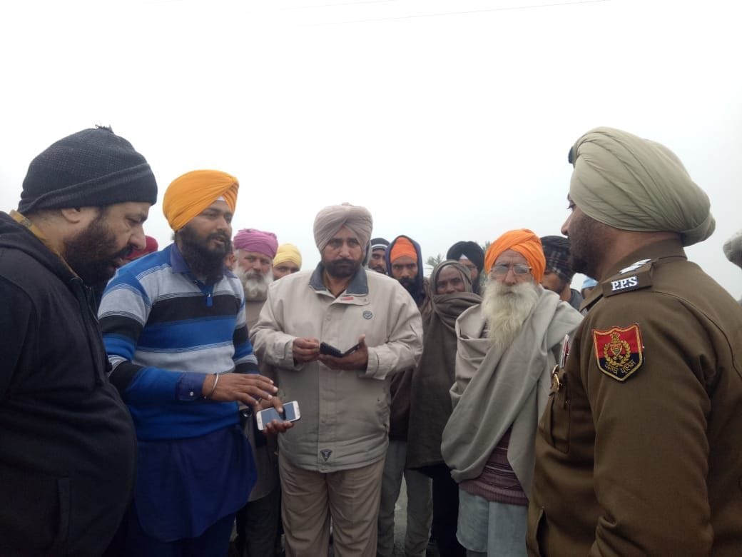 घटना स्थल पर स्कूल बस के ड्राइवर से जानकारी हासिल करते डीएसपी सरवन सिंह बल, थाना कबीरपुर के एसएचओ ? घटना स्थल पर स्कूल बस के ड्राइवर से जानकारी हासिल करते डीएसपी सरवन सिंह बल, थाना कबीरपुर के एसएचओ ?