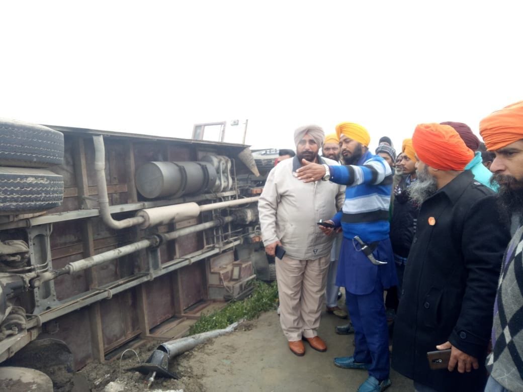 घटना स्थल पर स्कूल बस के ड्राइवर से जानकारी हासिल करते डीएसपी सरवन सिंह बल, थाना कबीरपुर के एसएचओ ? घटना स्थल पर स्कूल बस के ड्राइवर से जानकारी हासिल करते डीएसपी सरवन सिंह बल, थाना कबीरपुर के एसएचओ ?