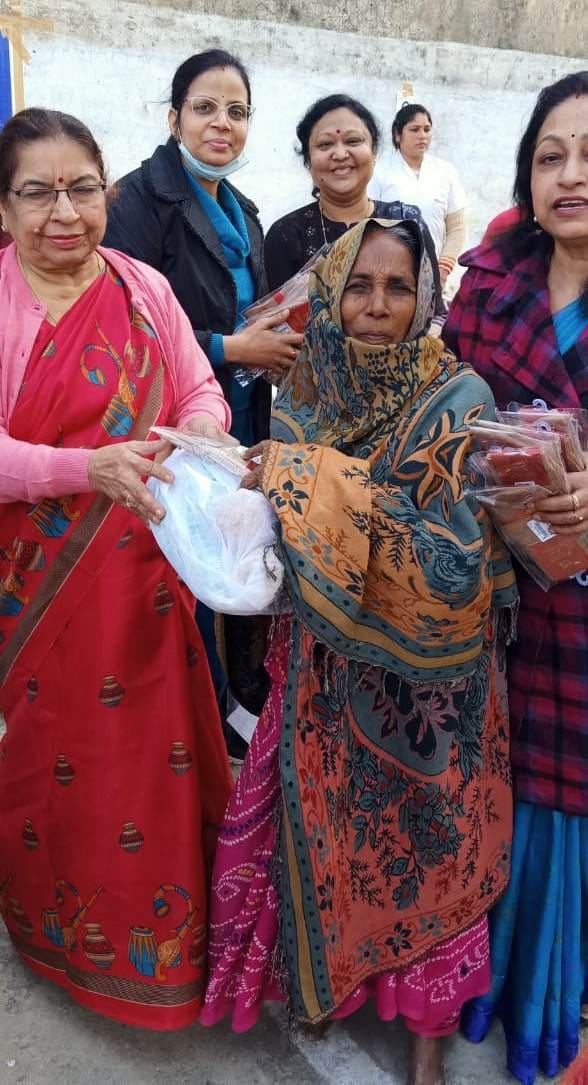 जिला कारागार में महिला बंदियों में कपड़ा वितरित करतीं इनरव्हील क्लब कर सदस्याएं। जिला कारागार में महिला बंदियों में कपड़ा वितरित करतीं इनरव्हील क्लब कर सदस्याएं।