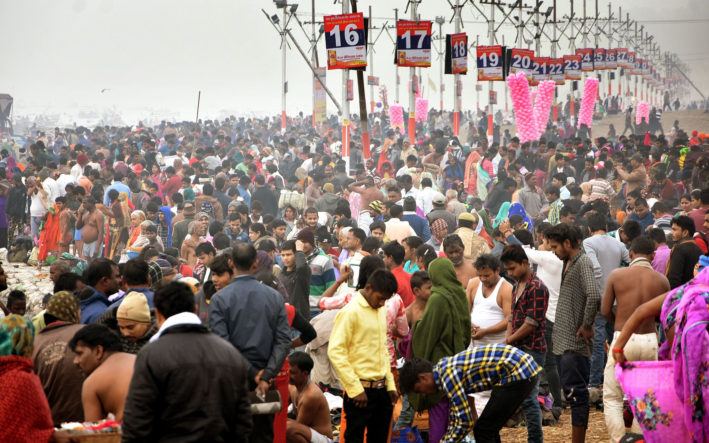 प्रयागराज में चल रहे माघ मेले में मकर संक्रांति के एक दिन पहले मंगलवार को संगम तट पर स्नार्थियों ? प्रयागराज में चल रहे माघ मेले में मकर संक्रांति के एक दिन पहले मंगलवार को संगम तट पर स्नार्थियों ?