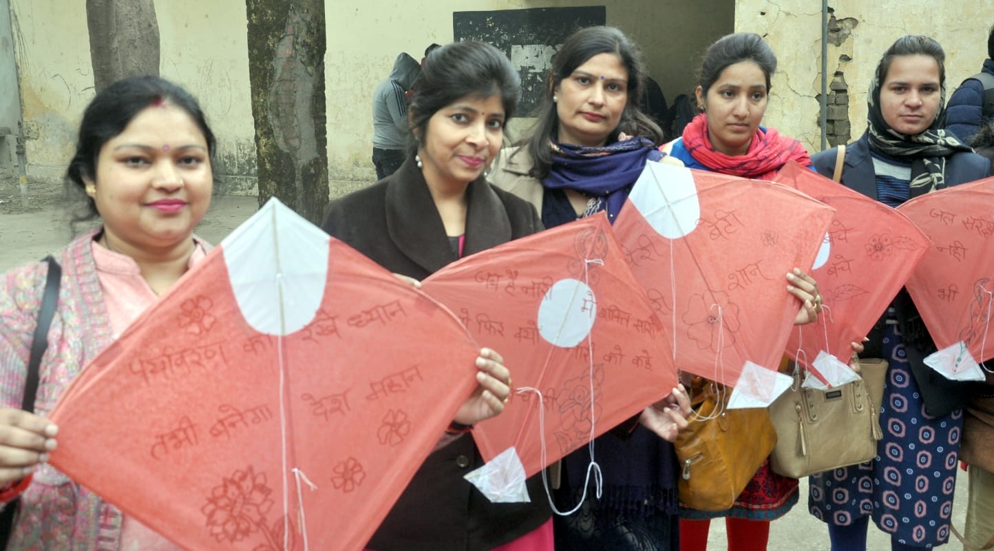 शामली वीवी डिग्री कॉलेज में  पतंग द्वारा संदेश देती शिक्षिकाएं