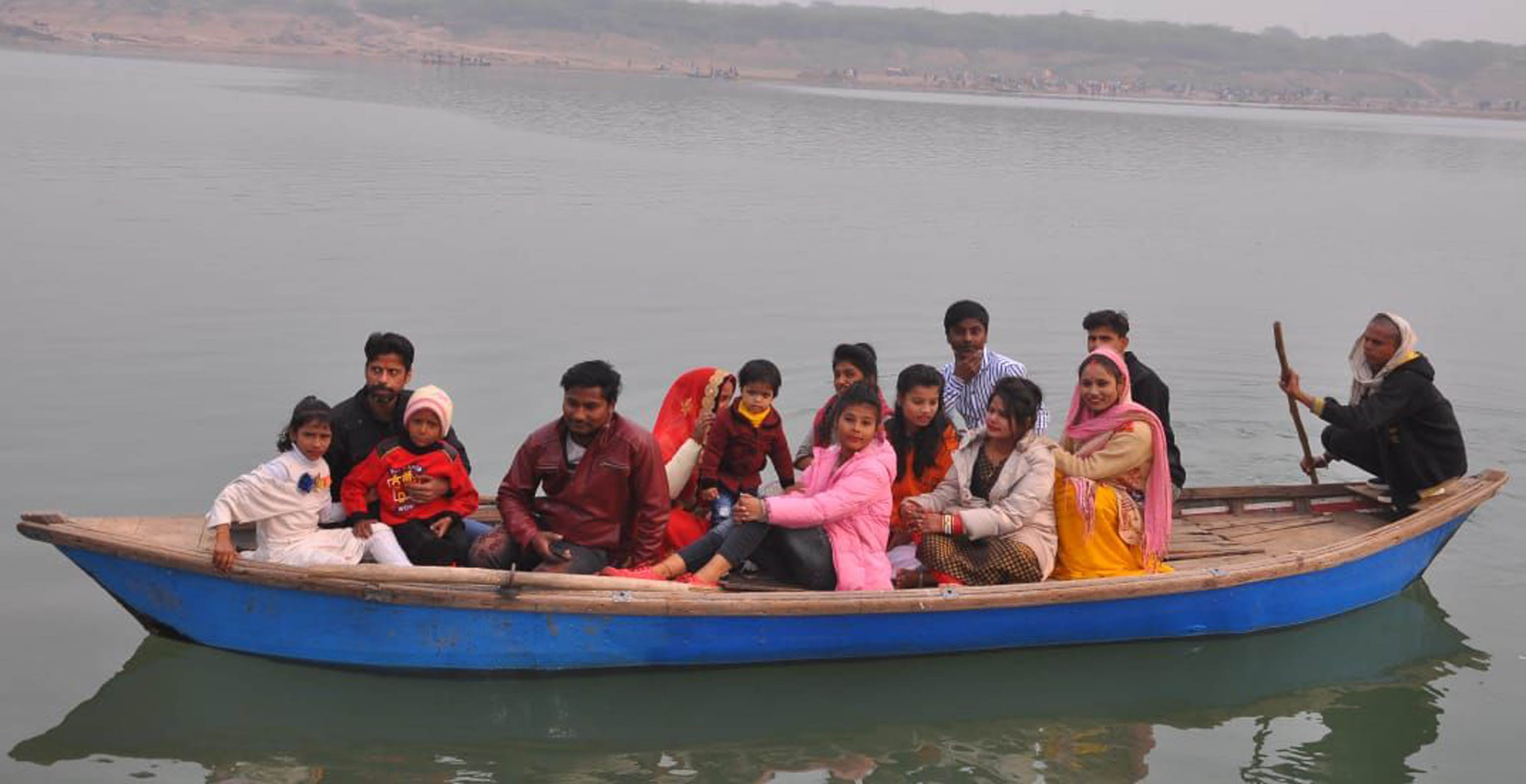 मकर संक्रांति मेले में नौकायन का लुत्फ लेते मेलार्थी। मकर संक्रांति मेले में नौकायन का लुत्फ लेते मेलार्थी।