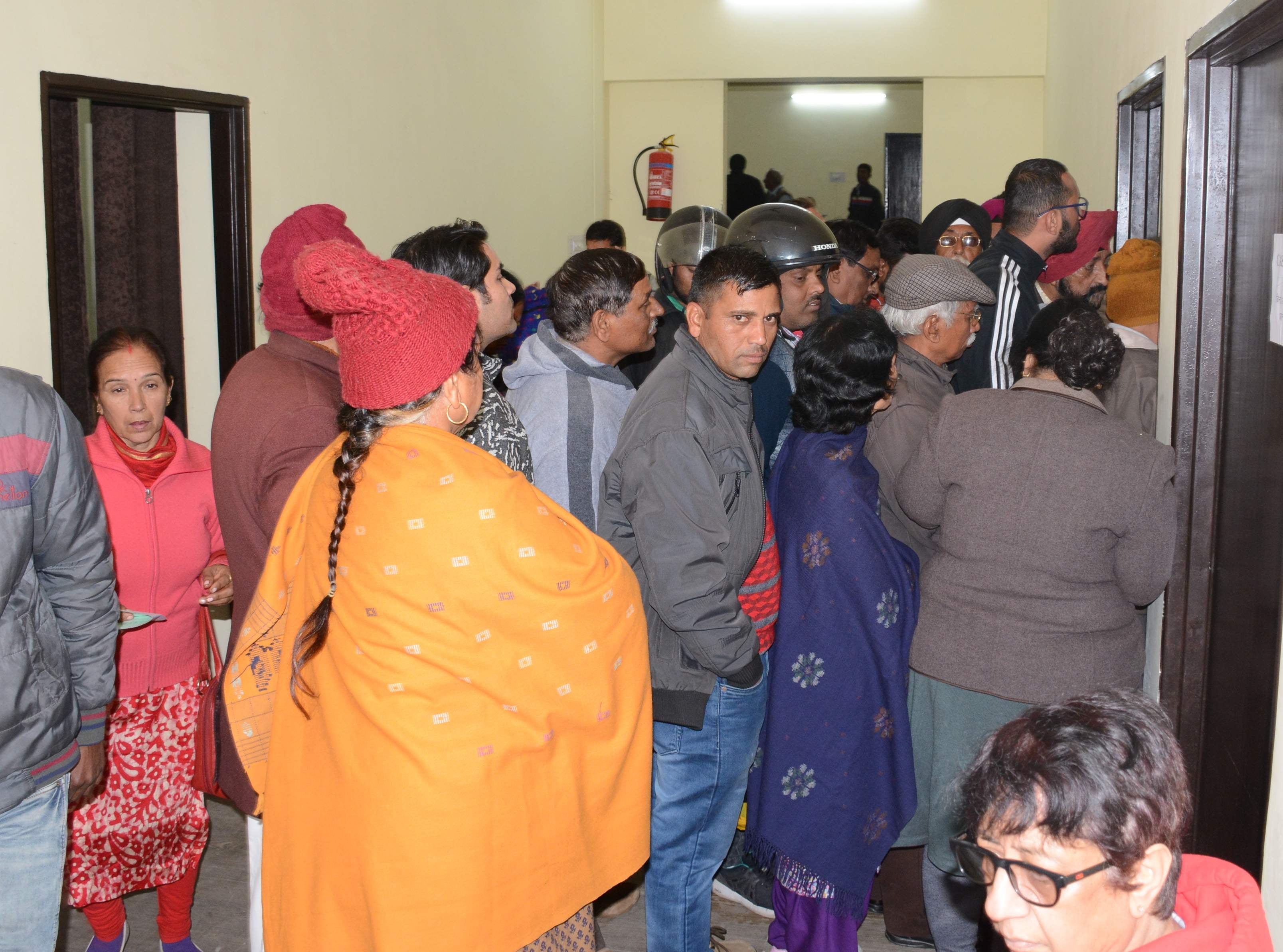 नगर निगम में टैक्स जमा करने के लिए लगी भीड़ । नगर निगम में टैक्स जमा करने के लिए लगी भीड़ ।
