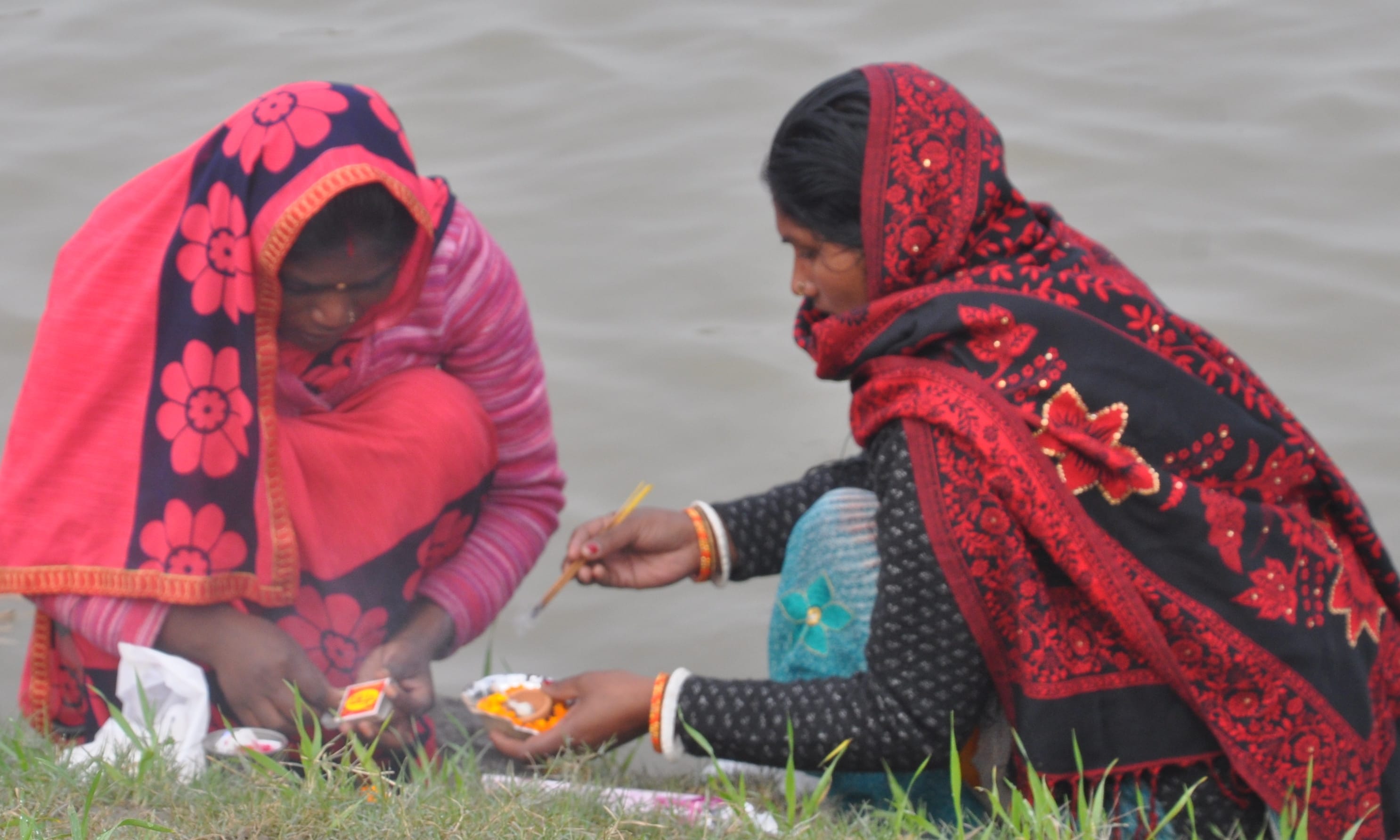 कैराना युमना नदी में मकर सक्रान्ति पर्व पर पुजन करती महिलाएं कैराना युमना नदी में मकर सक्रान्ति पर्व पर पुजन करती महिलाएं