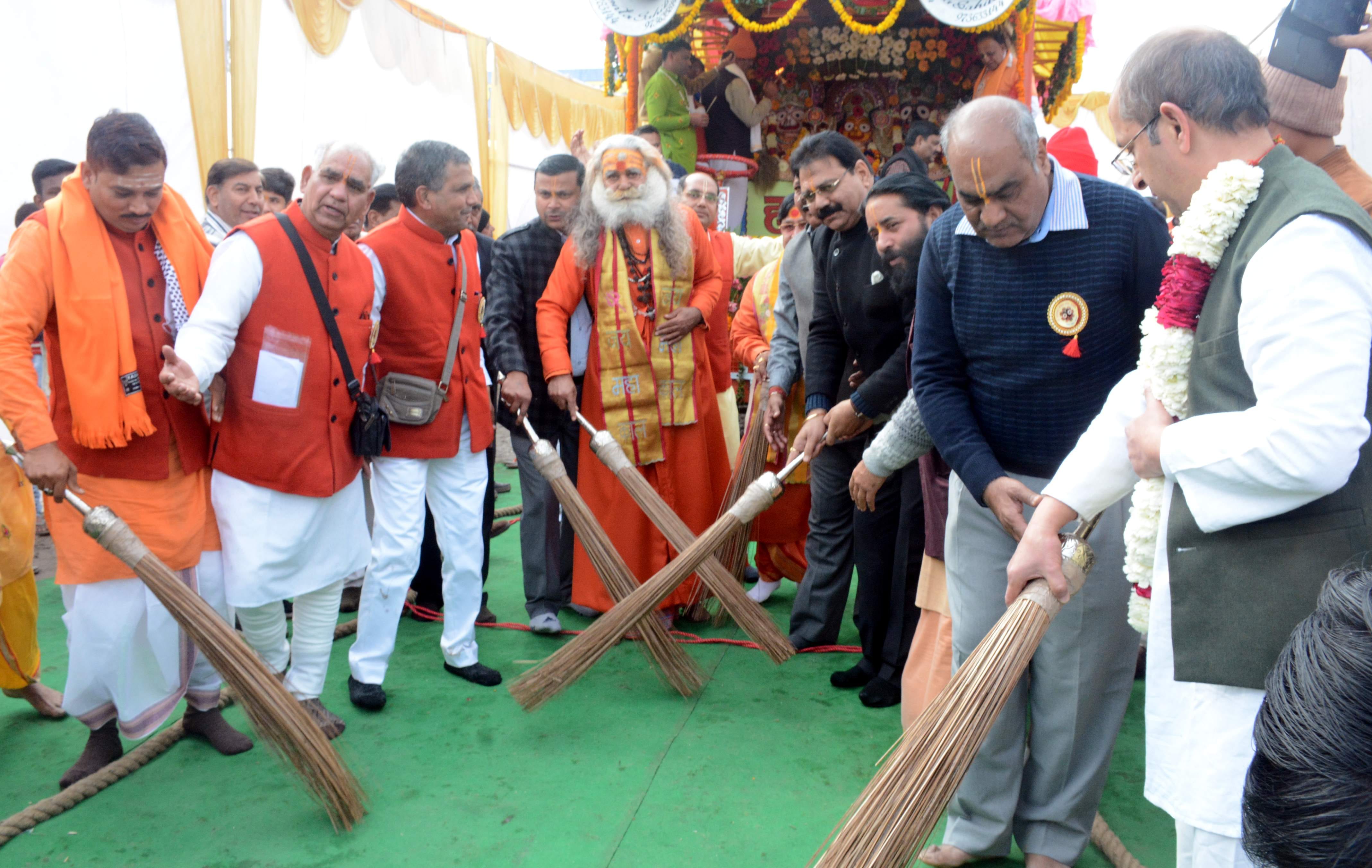 परेड मैदान से श्री जगन्नाथ मंदिर सेवा समिति की ओर से प्राचीन श्री जगन्नाथ रथ यात्रा के शुभारंभ के परेड मैदान से श्री जगन्नाथ मंदिर सेवा समिति की ओर से प्राचीन श्री जगन्नाथ रथ यात्रा के शुभारंभ के