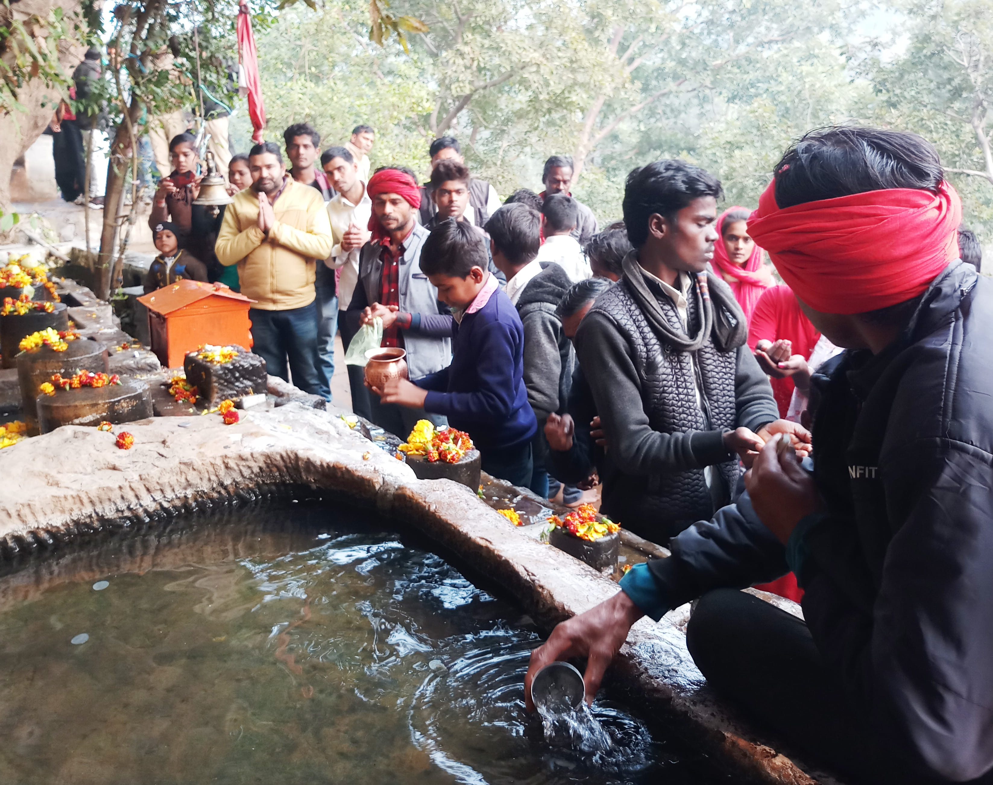पांडव वन में पूजा अर्चना करते श्रद्वालु पांडव वन में पूजा अर्चना करते श्रद्वालु