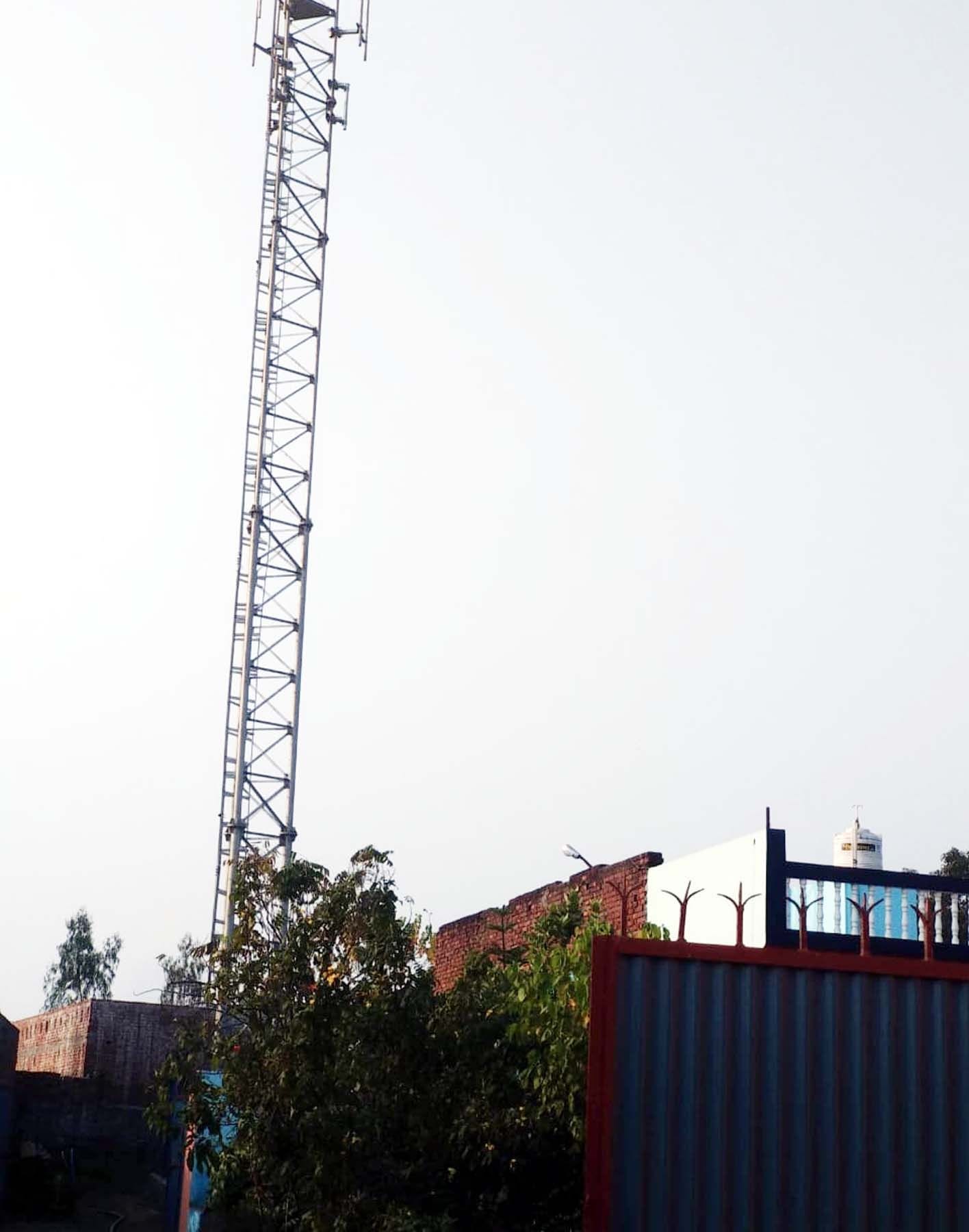 खुटार में आबादी के बीच लगा टॉवर खुटार में आबादी के बीच लगा टॉवर