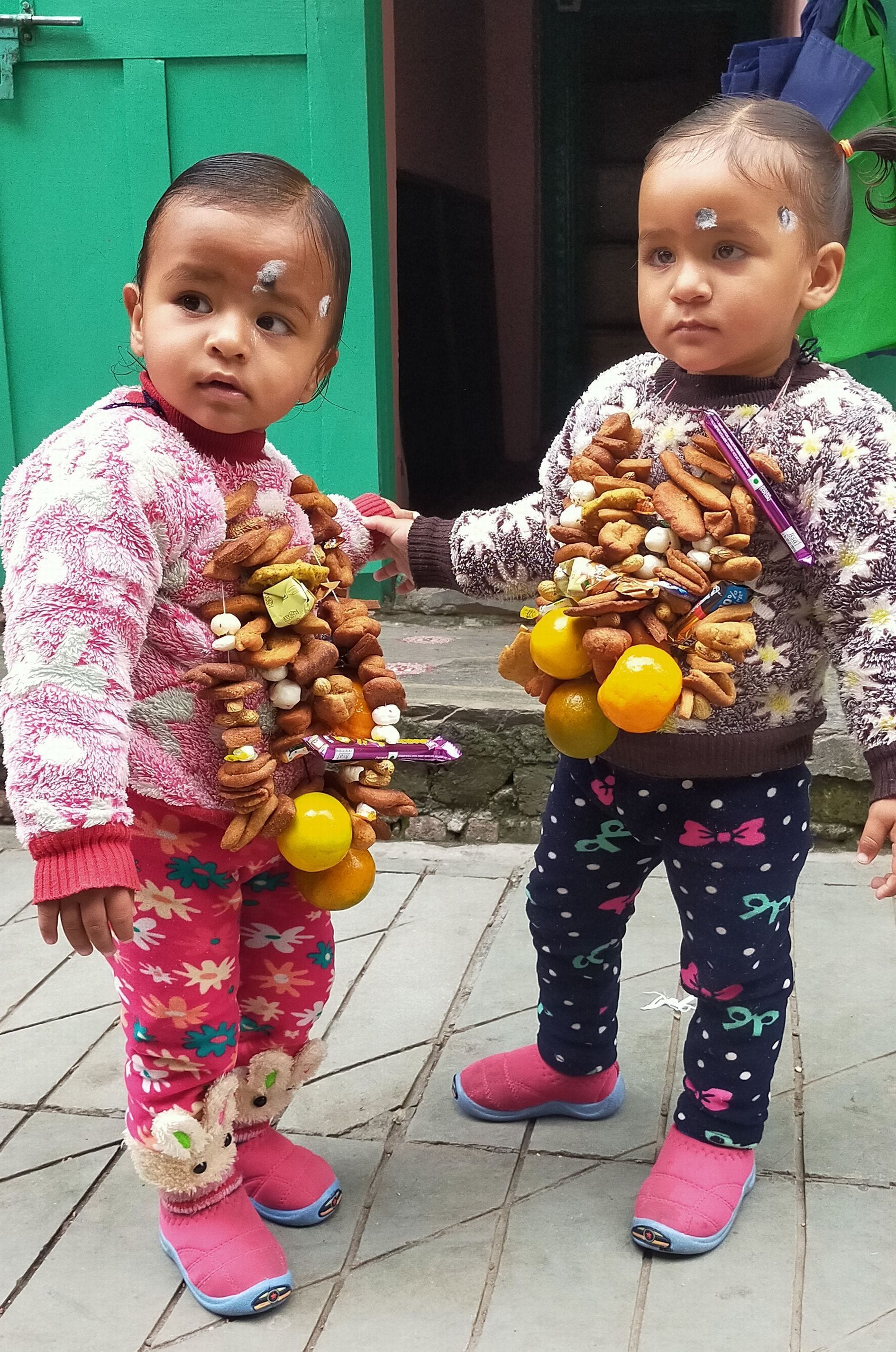 अल्मोड़ा में घुघुते की माला पहने बच्चे। अल्मोड़ा में घुघुते की माला पहने बच्चे।