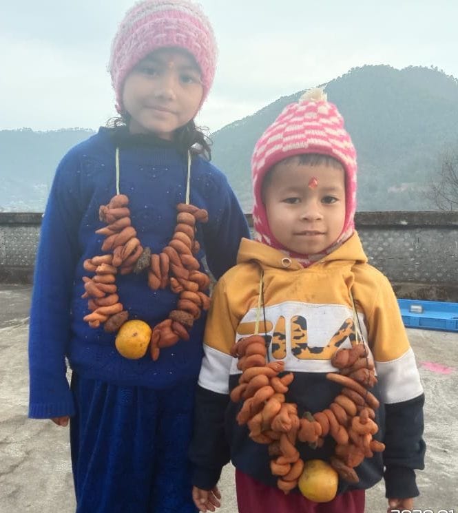 अल्मोड़ा के सोमेश्वर में घुघते की माला पहनकर कौओं को बुलाते बच्चे। अल्मोड़ा के सोमेश्वर में घुघते की माला पहनकर कौओं को बुलाते बच्चे।