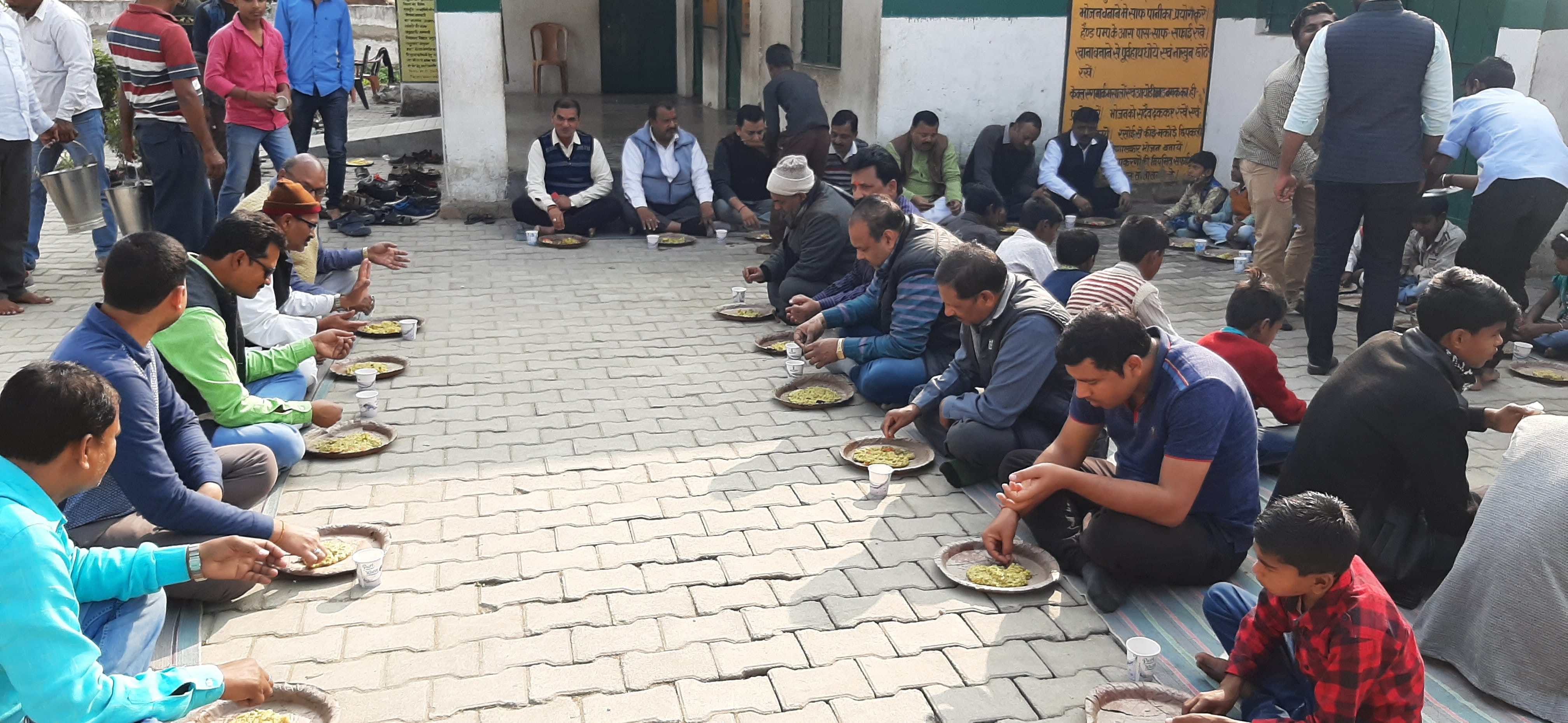 राबर्ट्सगंज बभनौली में मकर संक्रांति पर आयोजित सहभोज में शामिल लोग। राबर्ट्सगंज बभनौली में मकर संक्रांति पर आयोजित सहभोज में शामिल लोग।