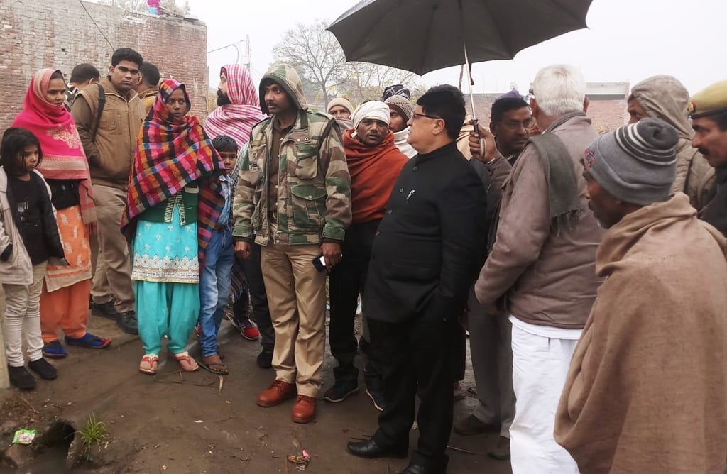 गंगोह के बुद्व विहार में मौके पर जांच करने पहुंचे एसडीएम और मौके पर जुटी भीड़ गंगोह के बुद्व विहार में मौके पर जांच करने पहुंचे एसडीएम और मौके पर जुटी भीड़