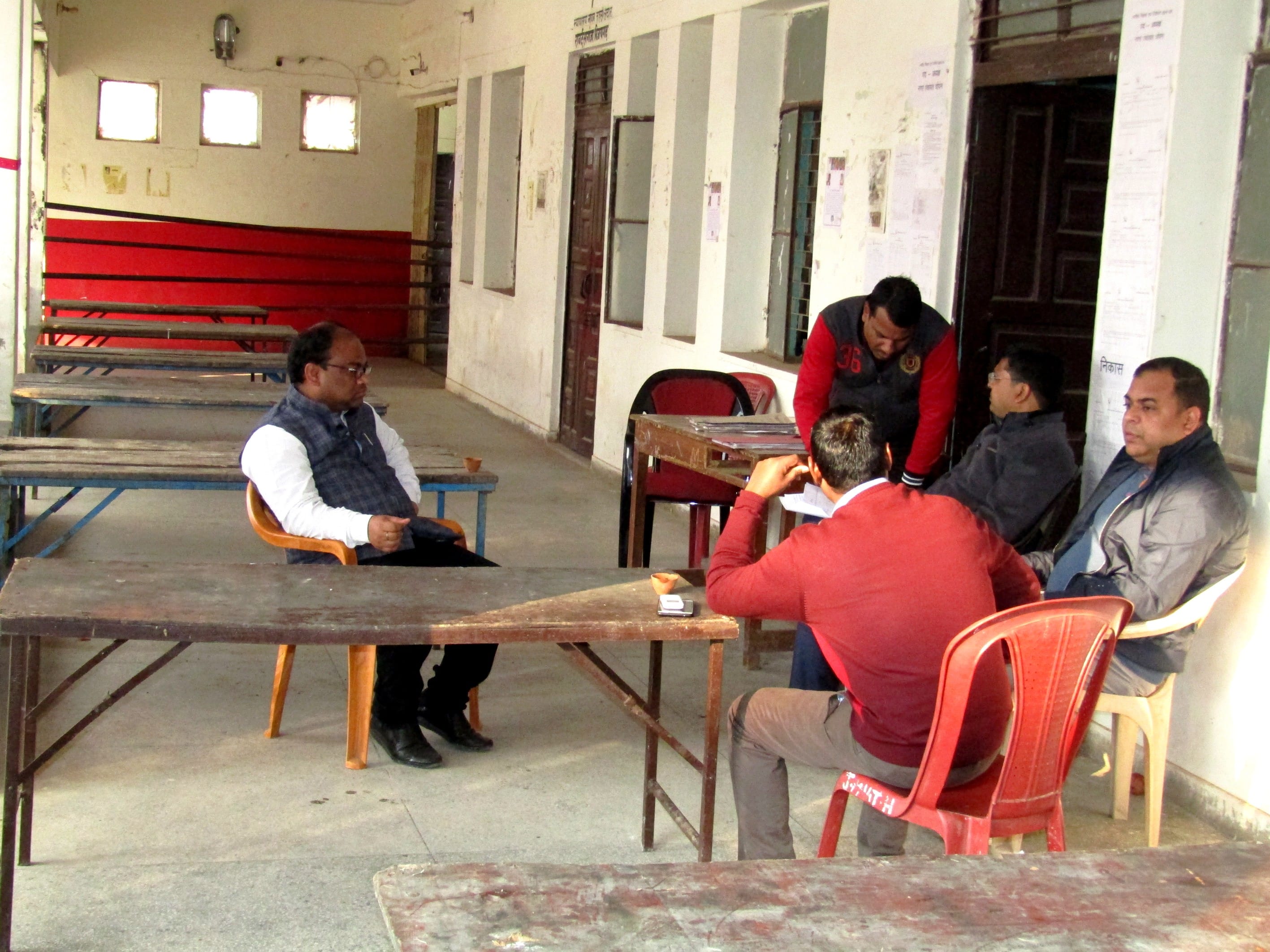 राबर्ट्सगंज तहसील परिसर में चोपन नगर पंचायत उप चुनाव के मतगणना की तैयारी कराते एसडीएम यमुनाधर च? राबर्ट्सगंज तहसील परिसर में चोपन नगर पंचायत उप चुनाव के मतगणना की तैयारी कराते एसडीएम यमुनाधर च?