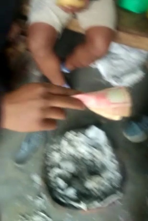शराब के रुपये लेता युवक