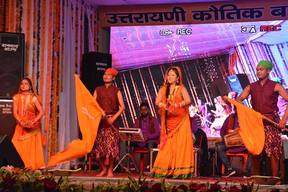 बागेश्वर के उत्तरायणी मेले में प्रस्तुति देते कलाकार। बागेश्वर के उत्तरायणी मेले में प्रस्तुति देते कलाकार।