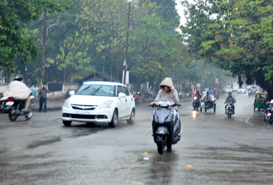 सहारनपुर में हुई रिमझिम बरसात में जाते लोग सहारनपुर में हुई रिमझिम बरसात में जाते लोग