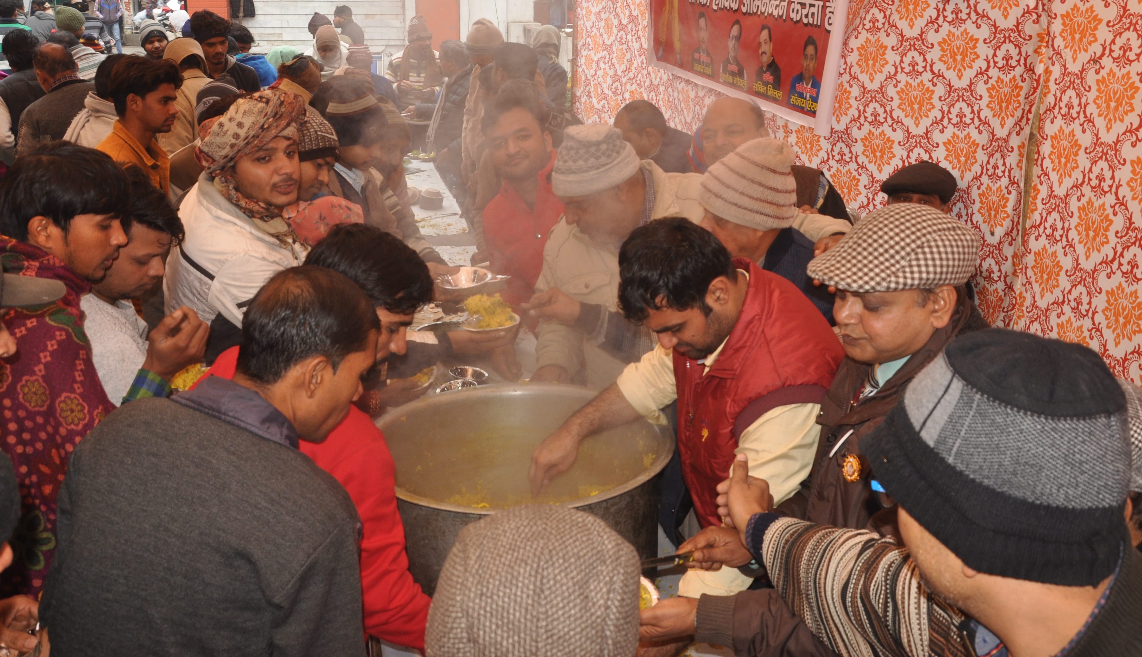 शामली अग्रसैन पार्क में मकर सक्रान्ति पर खिचडी का प्रशाद बाटते रामलखन सेवा समिती के सदस्य शामली अग्रसैन पार्क में मकर सक्रान्ति पर खिचडी का प्रशाद बाटते रामलखन सेवा समिती के सदस्य