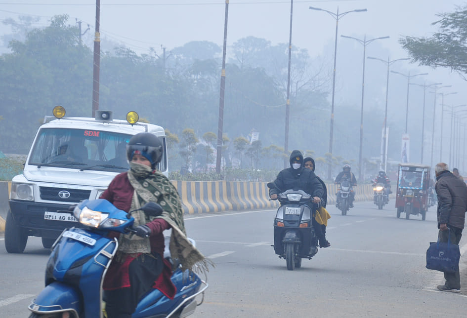 सहारनपुर में कोहरे चलते अपने कार्य को जाते लोग सहारनपुर में कोहरे चलते अपने कार्य को जाते लोग