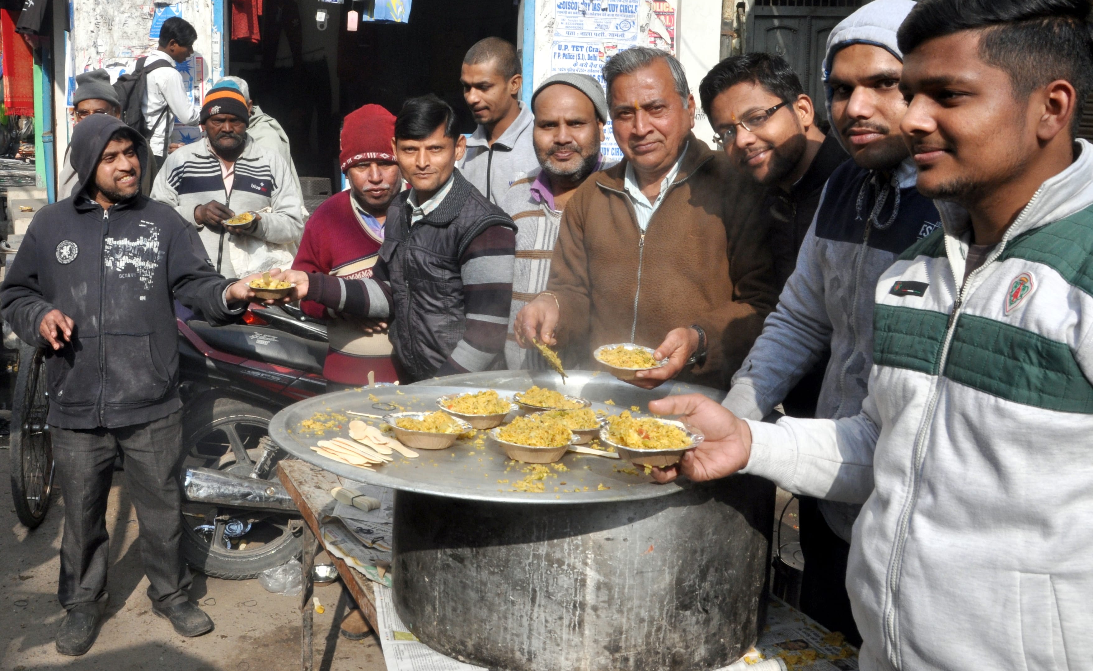 शामली भिक्की मोड पर मकर सक्रान्ति पर खिचडी का प्रशाद बाटते लोग शामली भिक्की मोड पर मकर सक्रान्ति पर खिचडी का प्रशाद बाटते लोग