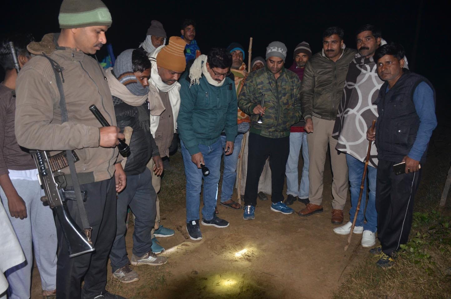 शुकतीर्थ में घटनास्थल पर तेंदुए के पंजों के निशान देखते वन विभाग के अधिकारी। शुकतीर्थ में घटनास्थल पर तेंदुए के पंजों के निशान देखते वन विभाग के अधिकारी।