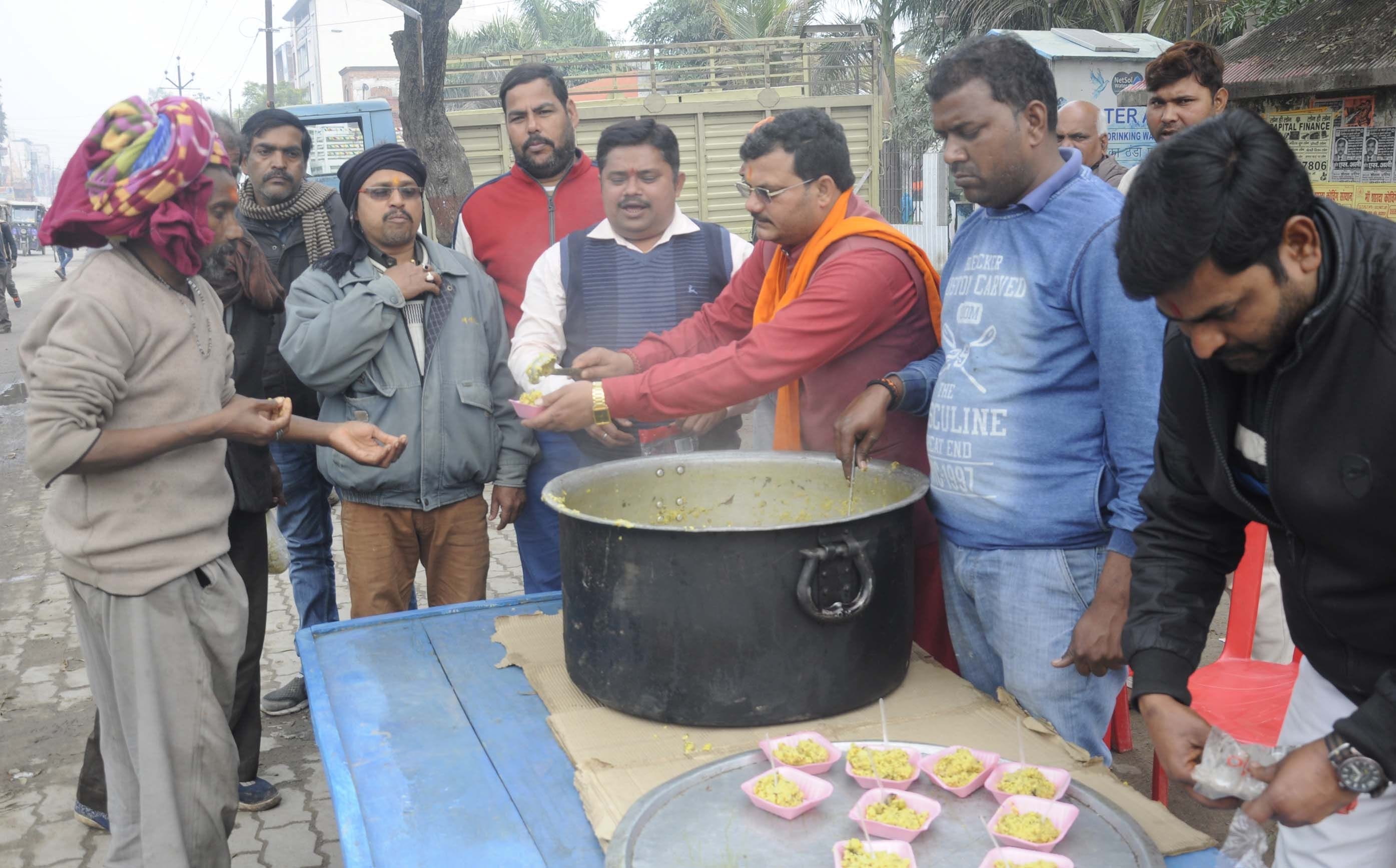 मकर संक्राति पर हादीहाल में लोगों को प्रसाद बांटते हिन्दु युवा वाहिनी के लोग। मकर संक्राति पर हादीहाल में लोगों को प्रसाद बांटते हिन्दु युवा वाहिनी के लोग।