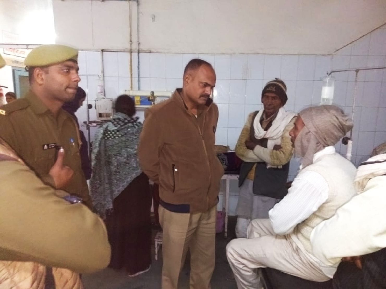 सलोनी के परिजनों से घटना की जानकारी लेती पुलिस। 