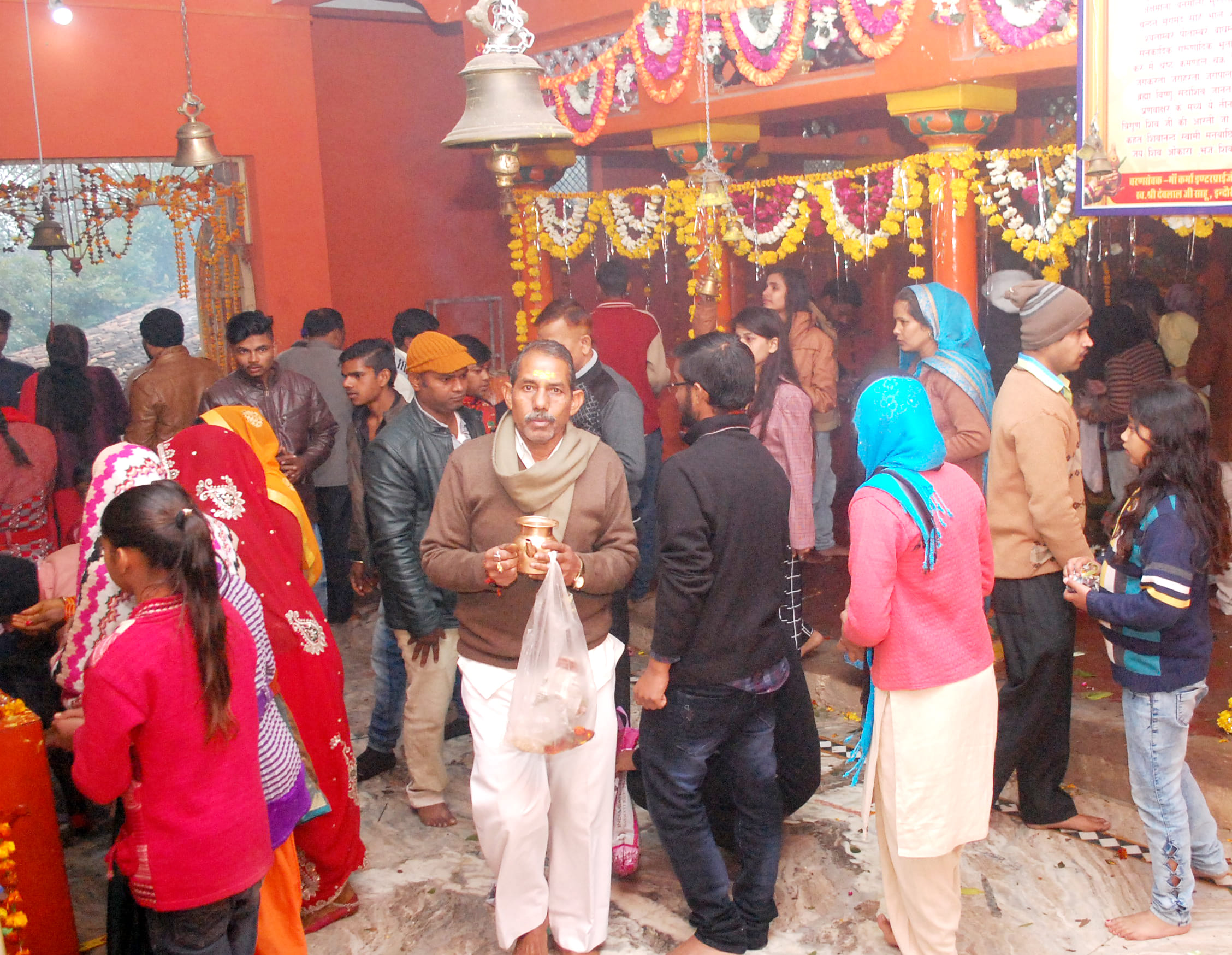 सीतापाठ मंदिर में लगी श्लरद्वालुओं की भीड़ सीतापाठ मंदिर में लगी श्लरद्वालुओं की भीड़