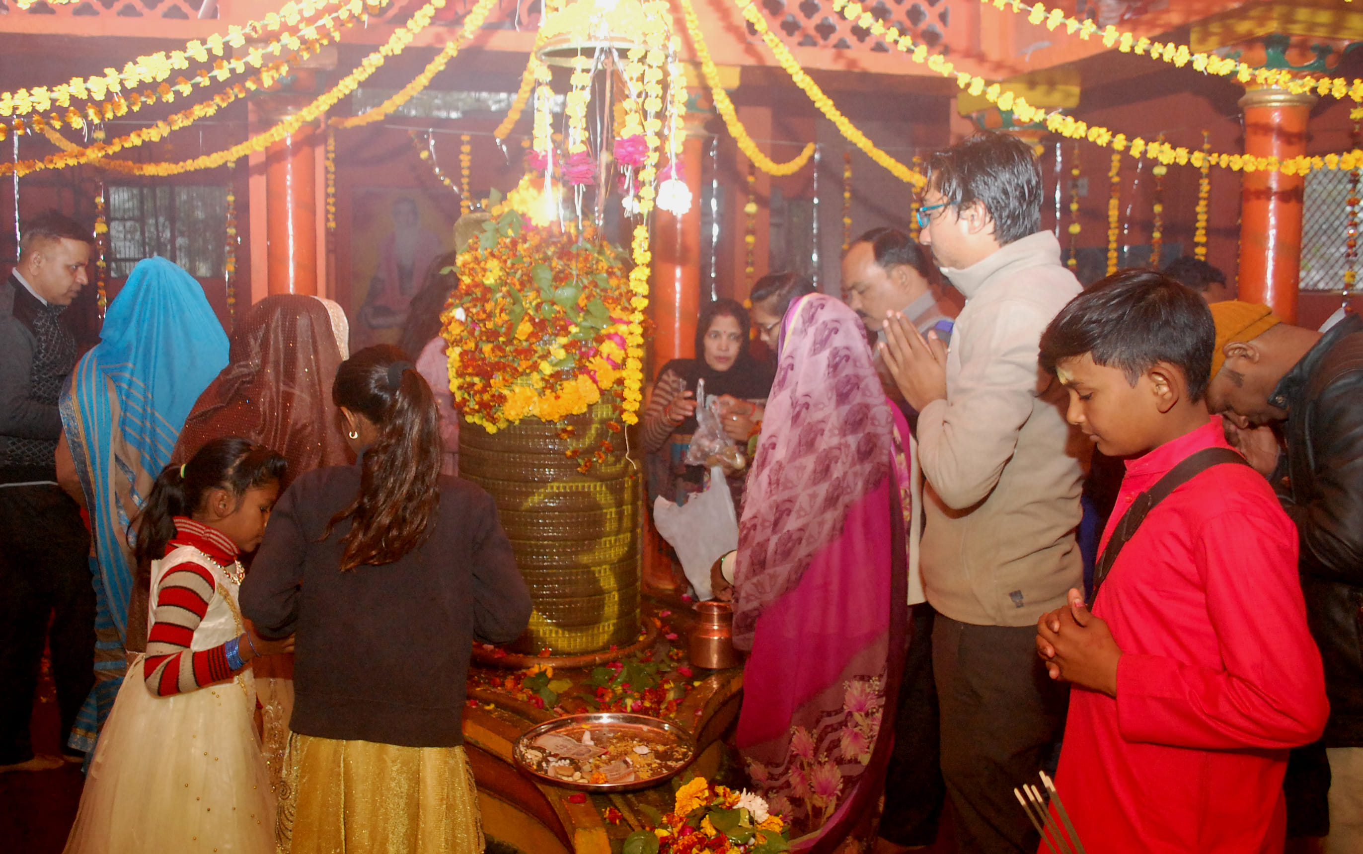 हजारिया महादेव मंदिर में लगी श्रद्वालुओं की भीड़ हजारिया महादेव मंदिर में लगी श्रद्वालुओं की भीड़