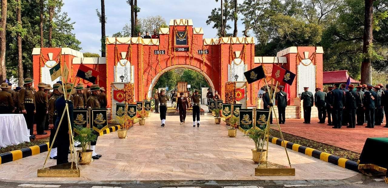 सेना दिवस पर लाल गेट स्थित शहीद स्मारक पर अमर शहीदों को श्रद्धांजलि देते सैनिक। सेना दिवस पर लाल गेट स्थित शहीद स्मारक पर अमर शहीदों को श्रद्धांजलि देते सैनिक।