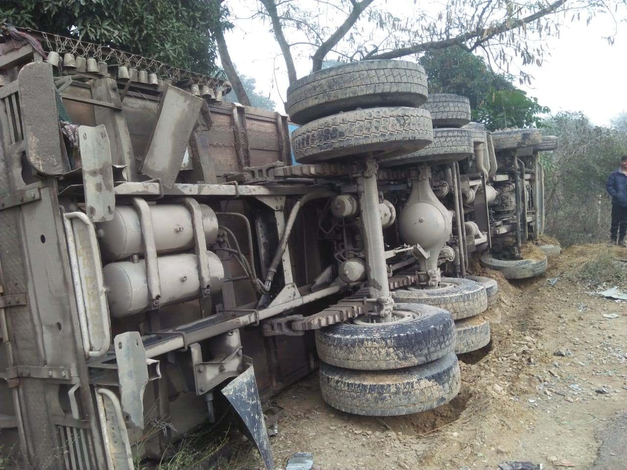लालगंज के लीलापुर में आमने सामने की भिडंत में पलटा ट्रक। लालगंज के लीलापुर में आमने सामने की भिडंत में पलटा ट्रक।