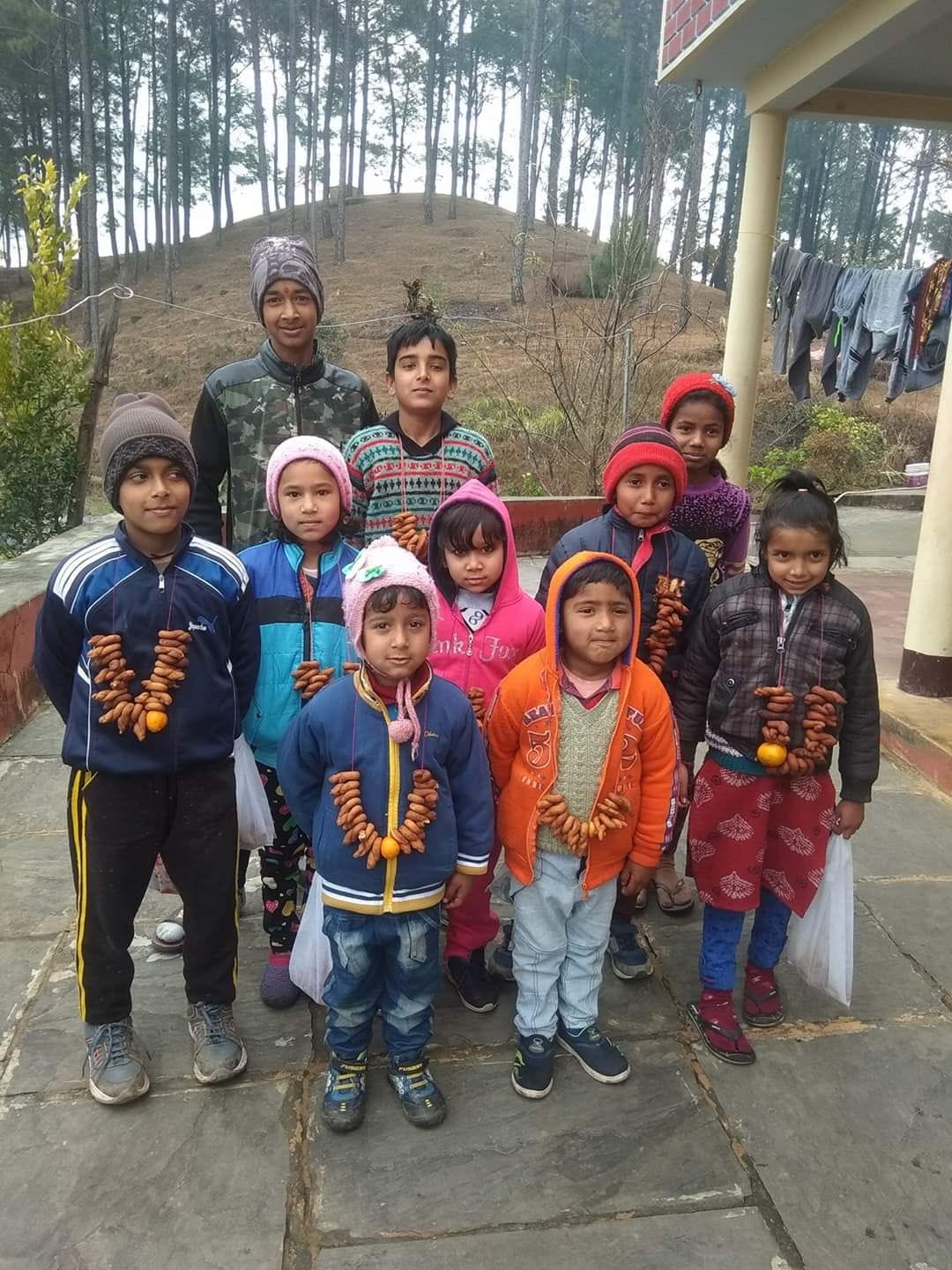 गरुड़ में कौओं को बुलाते बच्चे। गरुड़ में कौओं को बुलाते बच्चे।