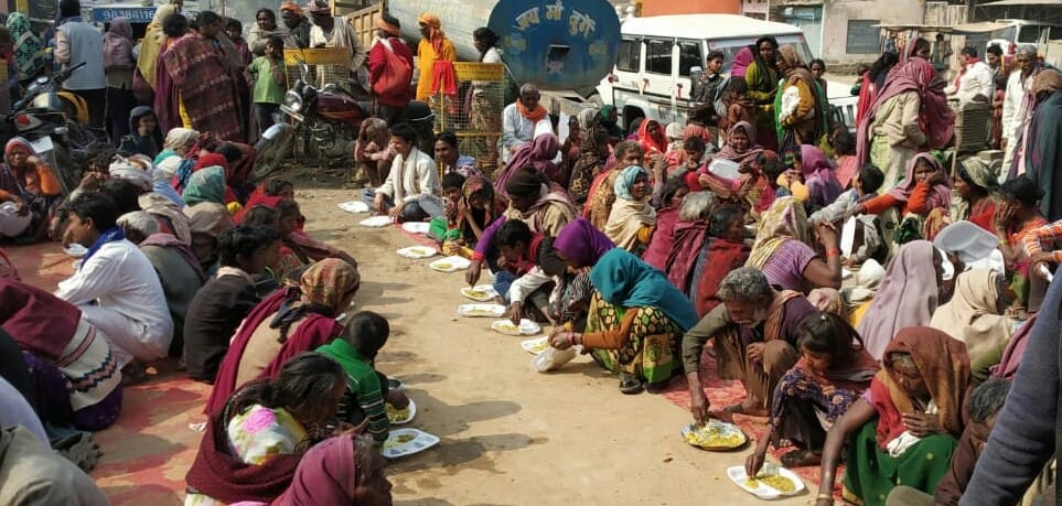ओबरा के ब्राह्मण समाज कार्यालय पर खिचड़ी भंडारे में प्रसाद ग्रहण करते लोग। ओबरा के ब्राह्मण समाज कार्यालय पर खिचड़ी भंडारे में प्रसाद ग्रहण करते लोग।