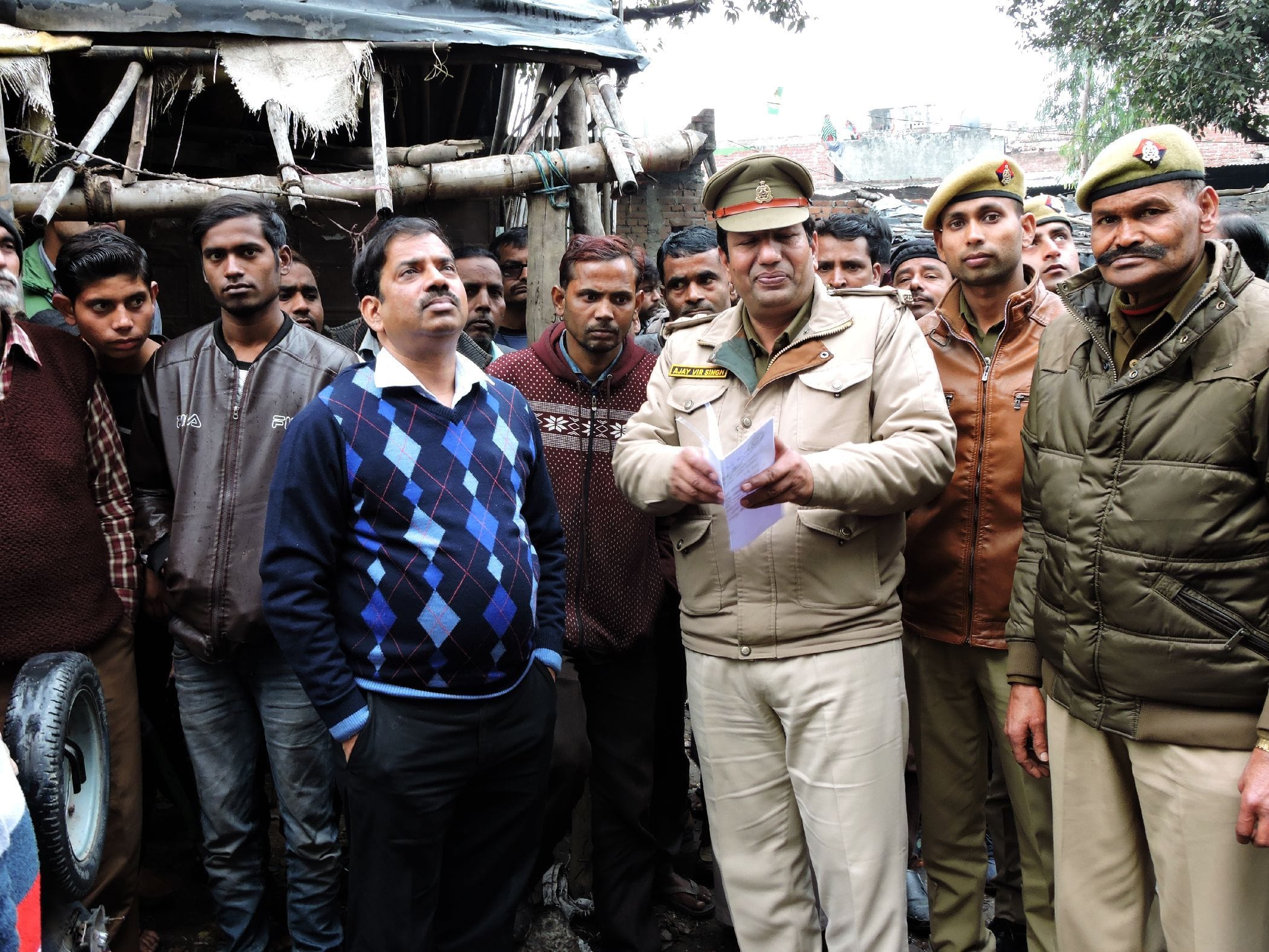 युवक से पानी की टंकी से नीचे उतरने का आग्रह करते अतिरिक्त मजिस्ट्रेट । संवाद