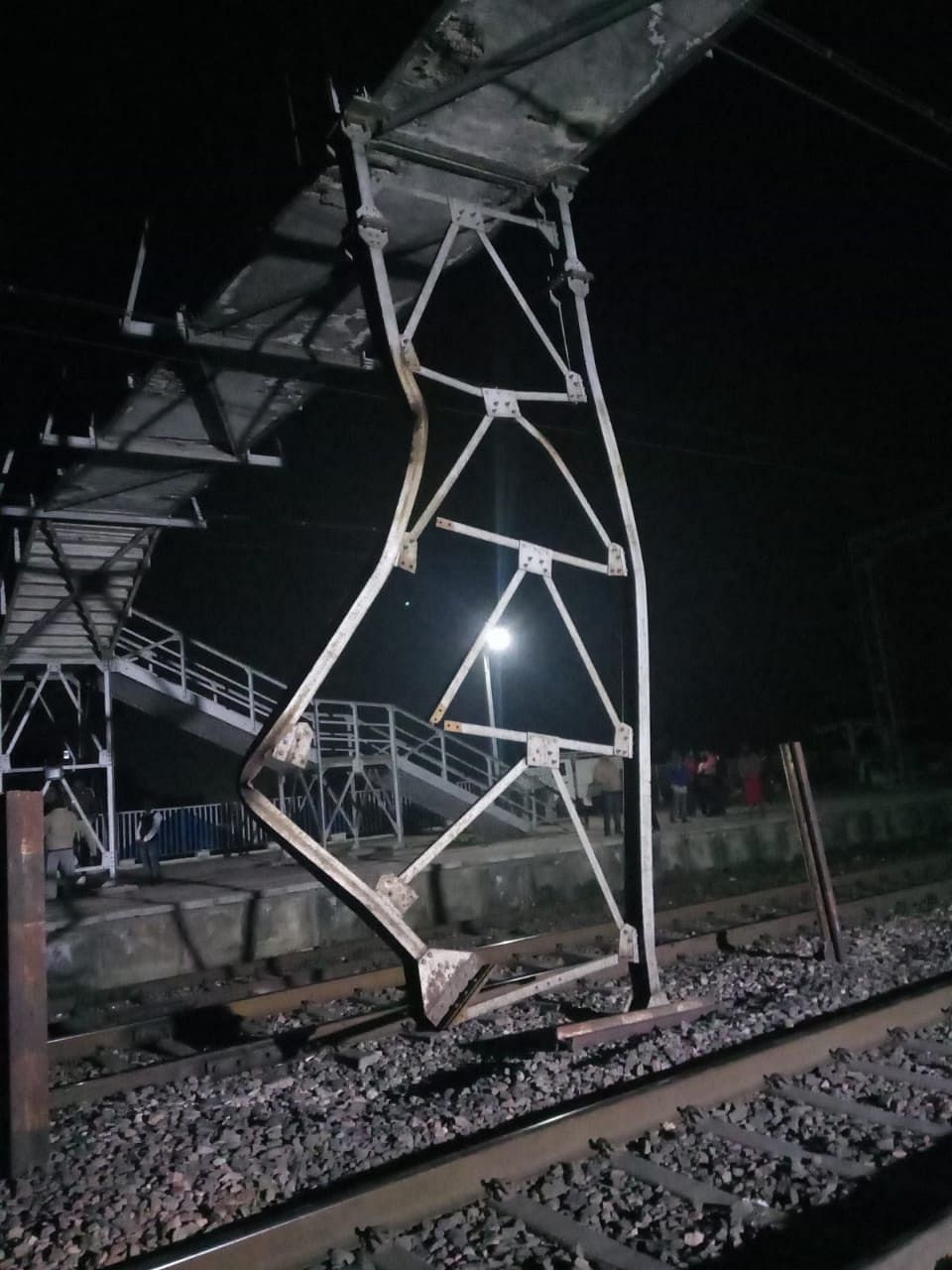 रेलवे ट्रैक पर गिरा फुटओवर ब्रिज का हिस्सा