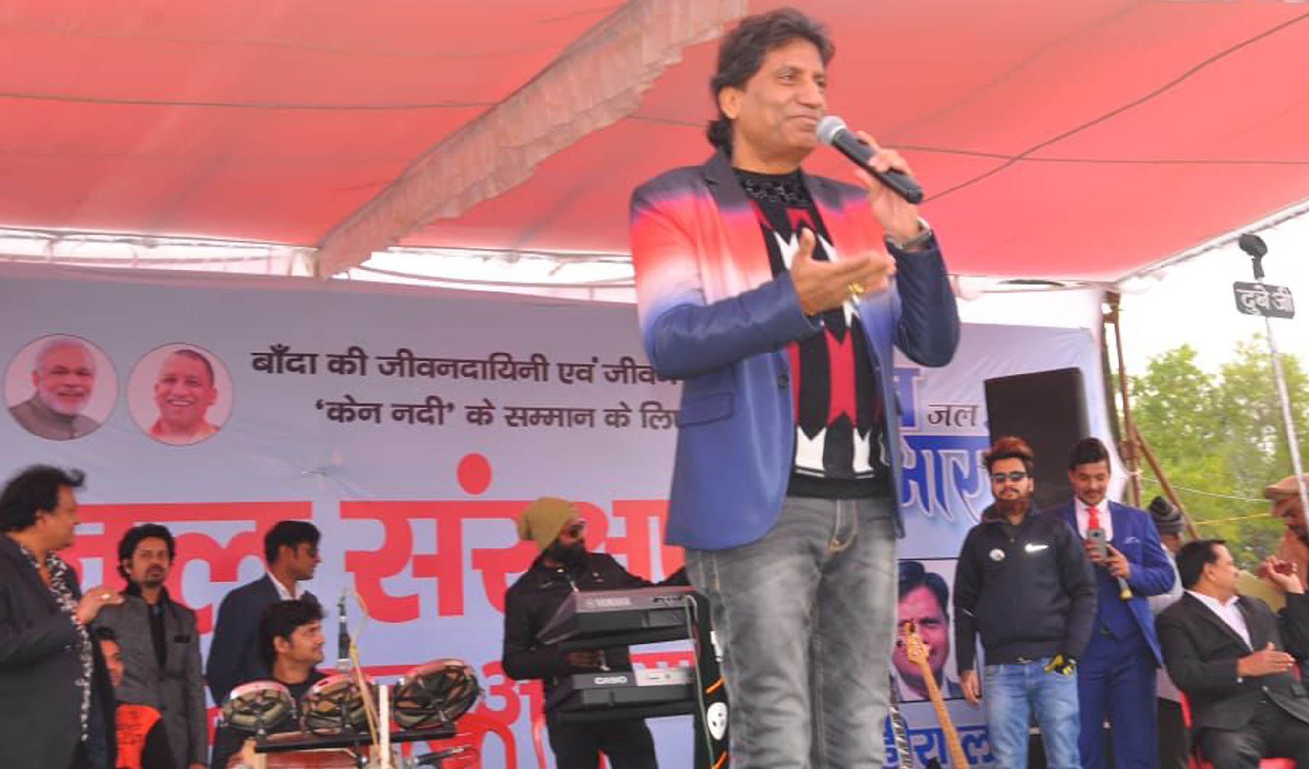 बांदा के स्पोर्ट्स स्टेडियम में कार्यक्रम प्रस्तुत करते हास्य कलाकार राजू श्रीवास्तव। बांदा के स्पोर्ट्स स्टेडियम में कार्यक्रम प्रस्तुत करते हास्य कलाकार राजू श्रीवास्तव।