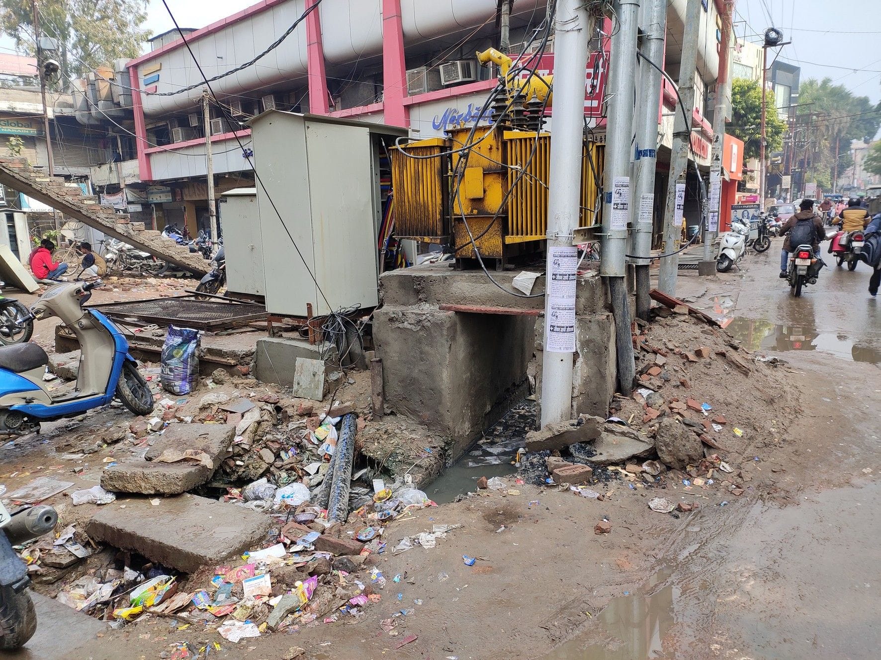 समद रोड पर स्मार्ट सिटी निमार्ण कार्य होने के बावजूद भी सड़क पर रखा ट्रांसफार्मर। समद रोड पर स्मार्ट सिटी निमार्ण कार्य होने के बावजूद भी सड़क पर रखा ट्रांसफार्मर।